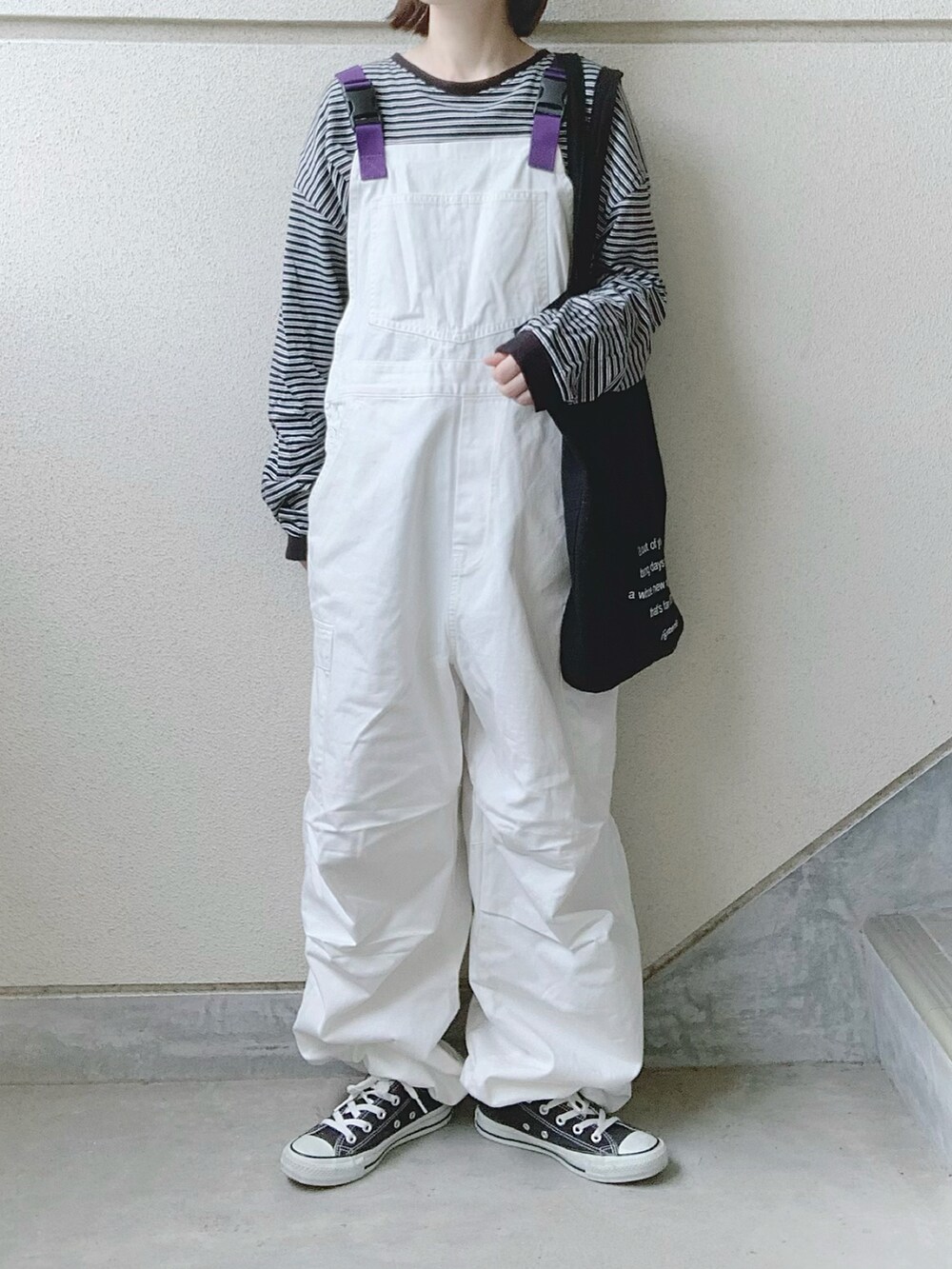 ホワイト系のサロペット/オーバーオール、ブラック系のTシャツ/カットソー、ブラック系のトートバッグを着用したレディースの夏コーディネートの3枚目の写真