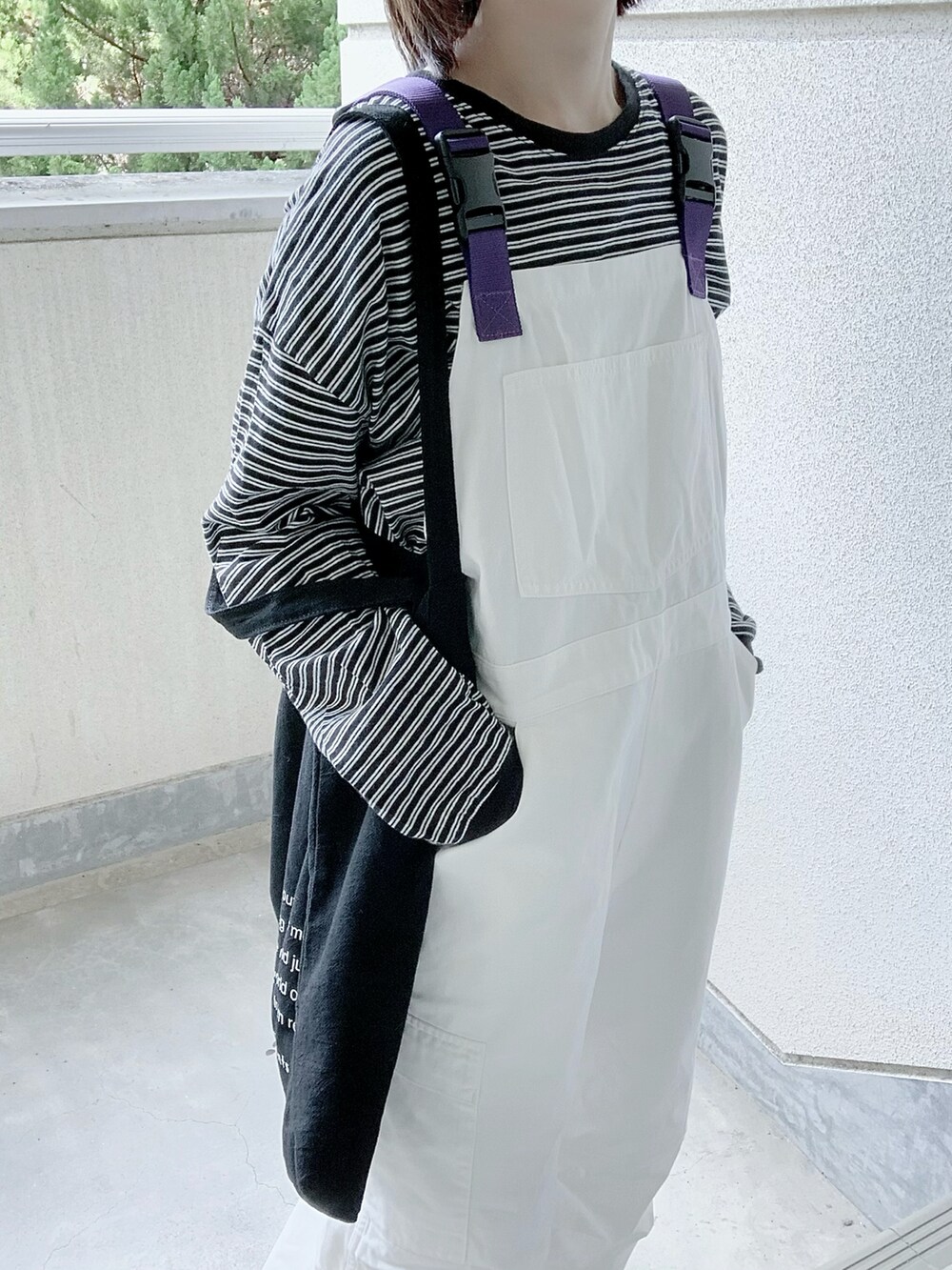 ホワイト系のサロペット/オーバーオール、ブラック系のTシャツ/カットソー、ブラック系のトートバッグを着用したレディースの夏コーディネートの2枚目の写真