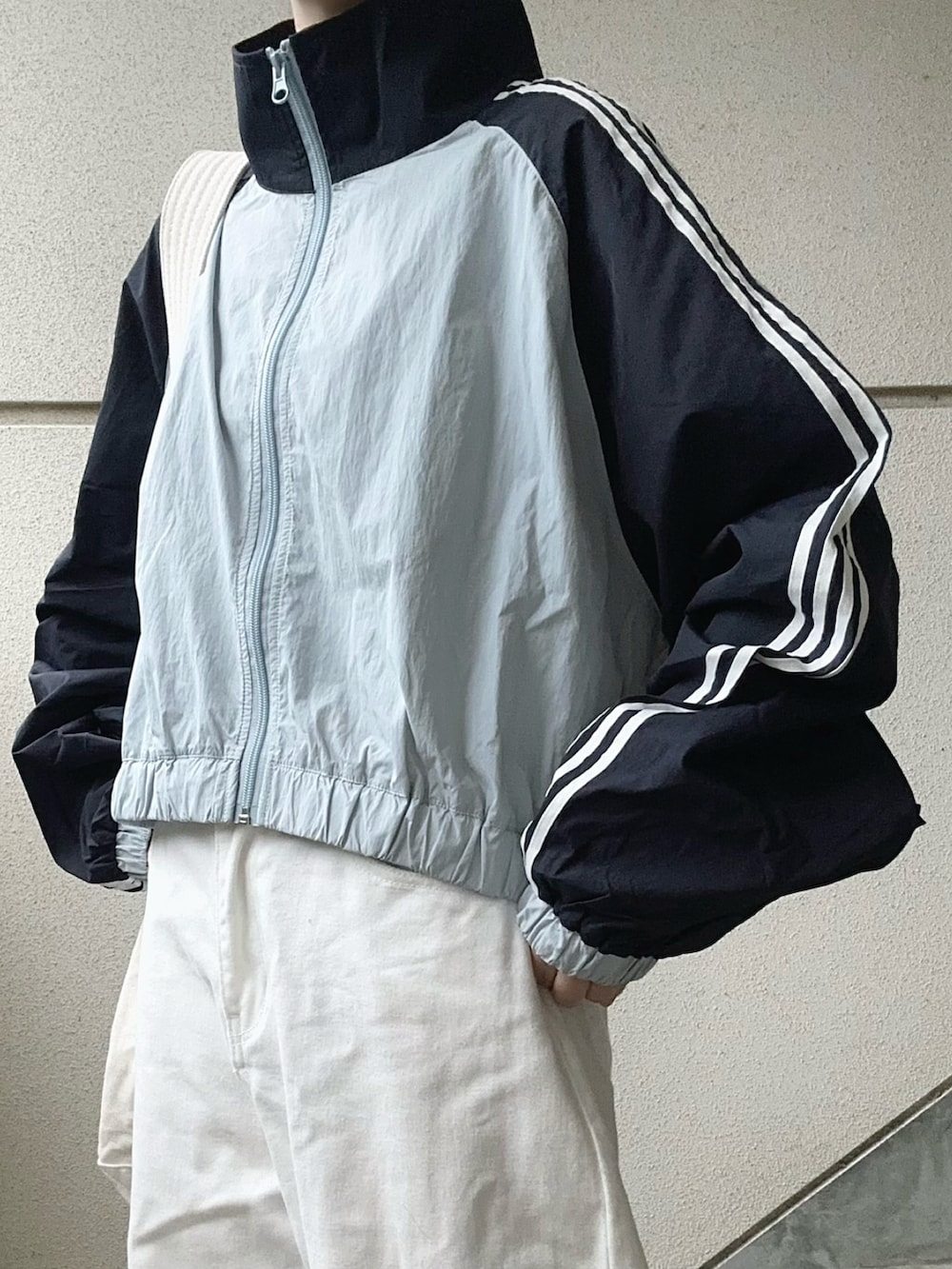 ブルー系のナイロンジャケットを着用したレディースの冬コーディネートの4枚目の写真