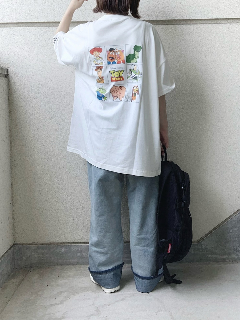 ホワイト系のTシャツ/カットソー、ブルー系のデニムパンツ、グレー系のスニーカーを着用したレディースの夏コーディネートの3枚目の写真