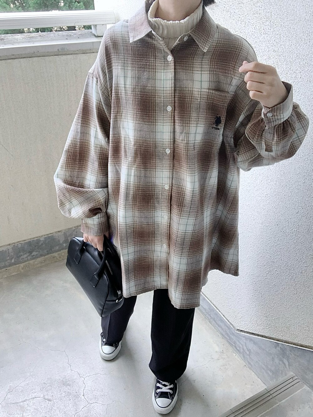 ブラウン系のシャツ/ブラウス、ホワイト系のニット/セーター、ブラック系のボストンバッグを着用したレディースの秋コーディネートの2枚目の写真