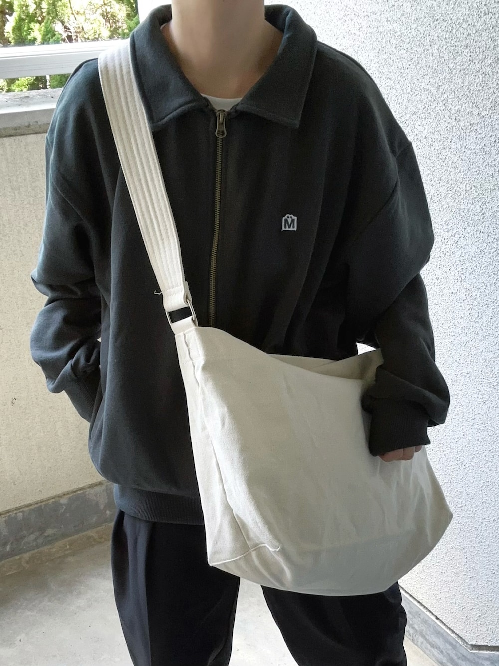 ブラック系のスウェットを着用したレディースの秋コーディネートの2枚目の写真