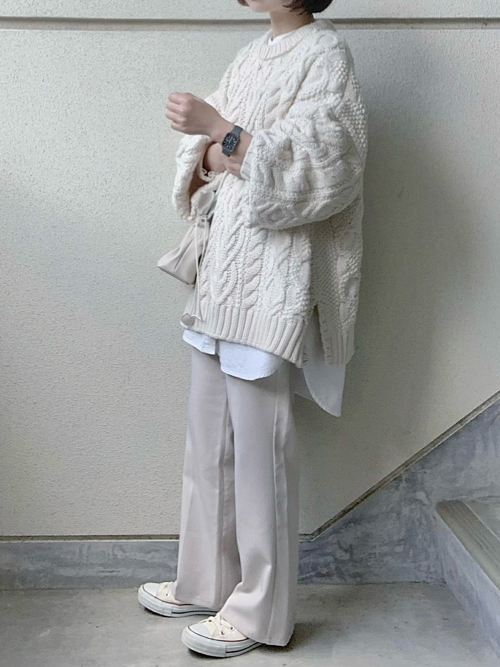 ホワイト系のニット/セーター、ホワイト系のスラックス、その他のアナログ腕時計を着用したレディースの秋コーディネートの2枚目の写真