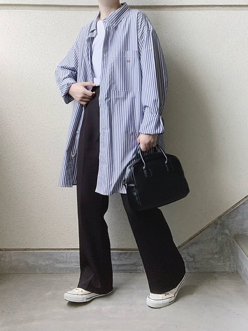 ブルー系のシャツ/ブラウス、ブラック系のスラックス、ホワイト系のスニーカーを着用したレディースの夏コーディネートの2枚目の写真