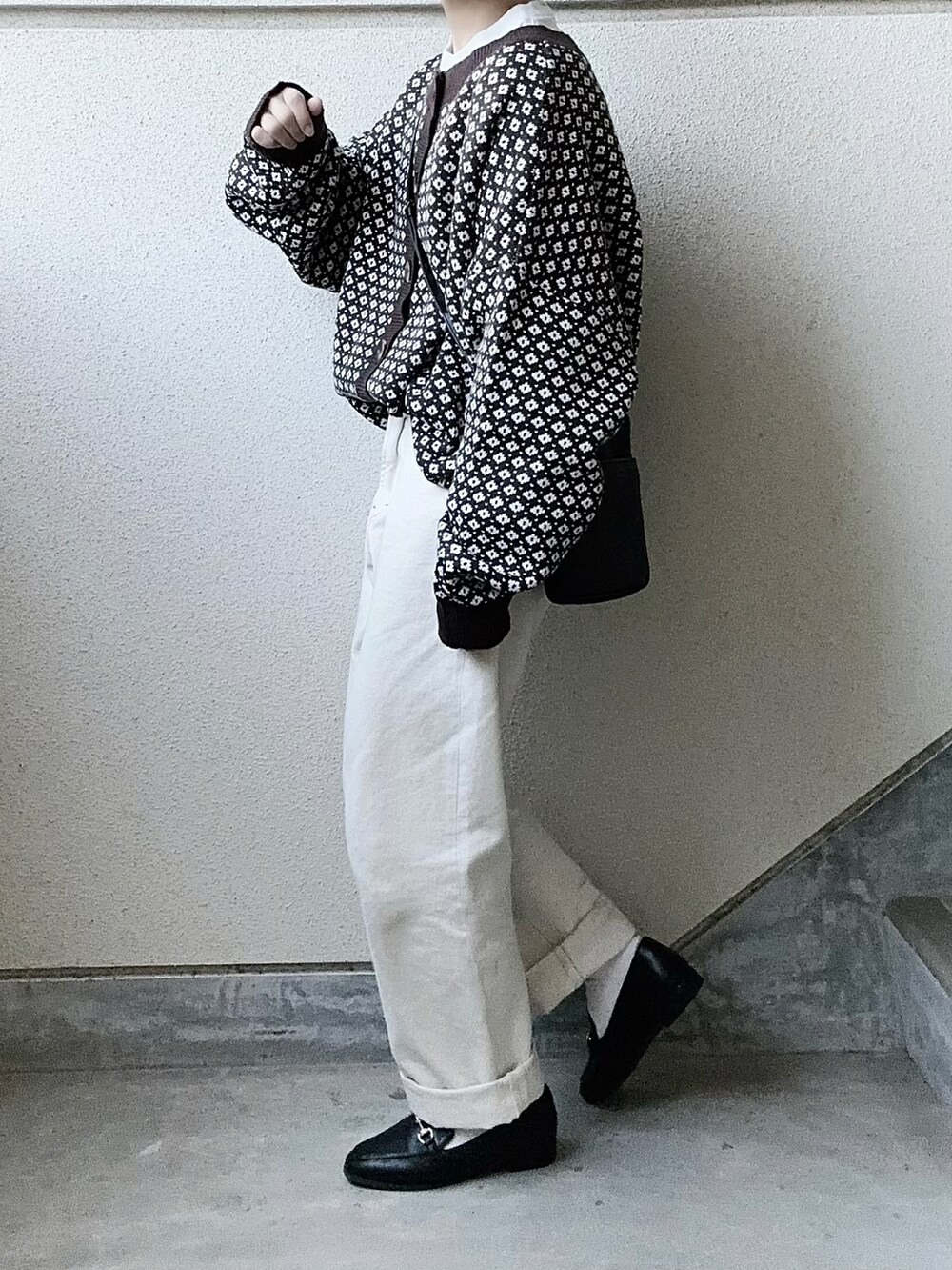 ブラウン系のカーディガン/ボレロ、ホワイト系のデニムパンツ、ブラック系のローファーを着用したレディースの秋コーディネートの2枚目の写真