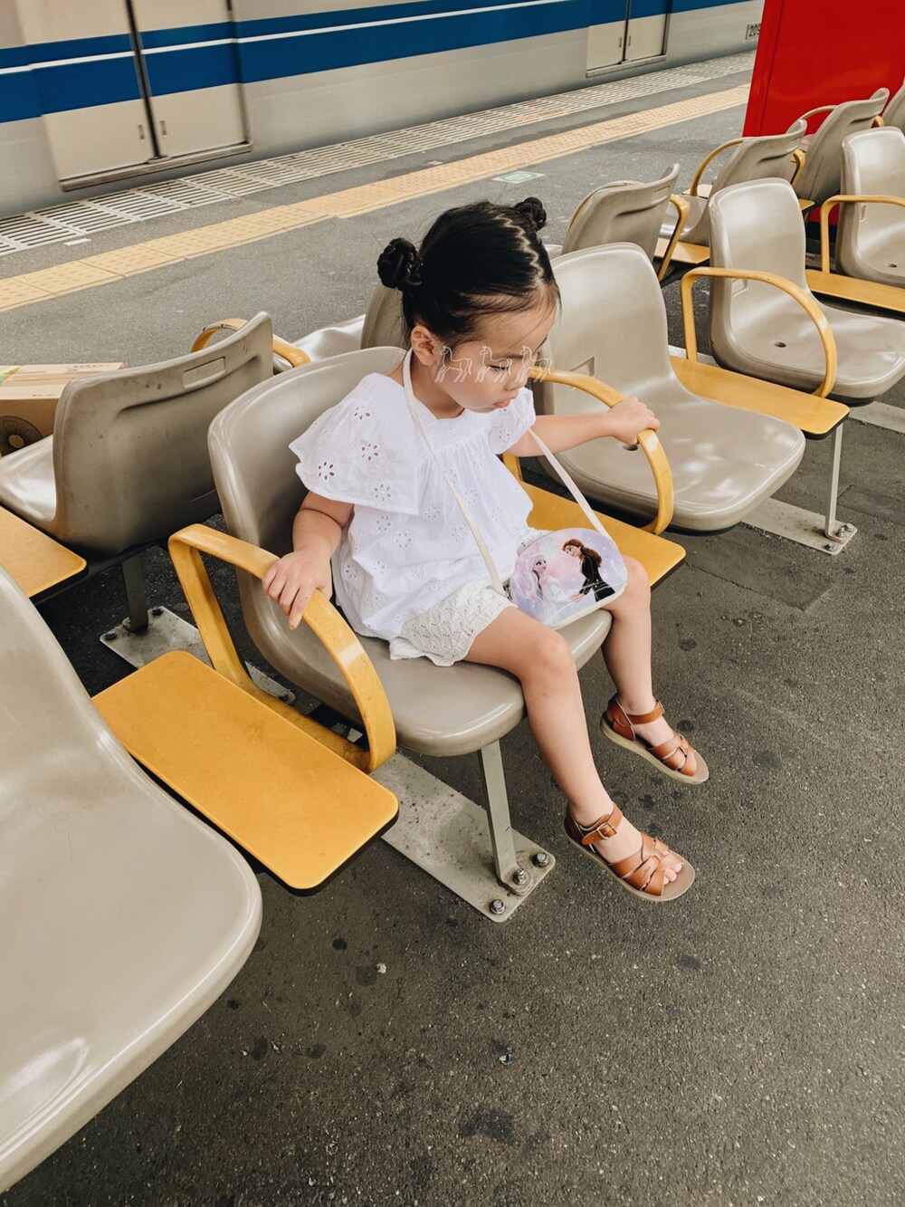 「夏コーデ、キッズコーデ、キッズファッション、おんなのこ、女の子コーデ、ホワイトコーデ、4歳、お出かけコーデ、サマーニット、今日のコーデ」｜「Salt-Waterのアイテム（サンダル、ブラウン系）」を使った、yukiさん（レディース・154cm）の夏コーディネートの3枚目の写真