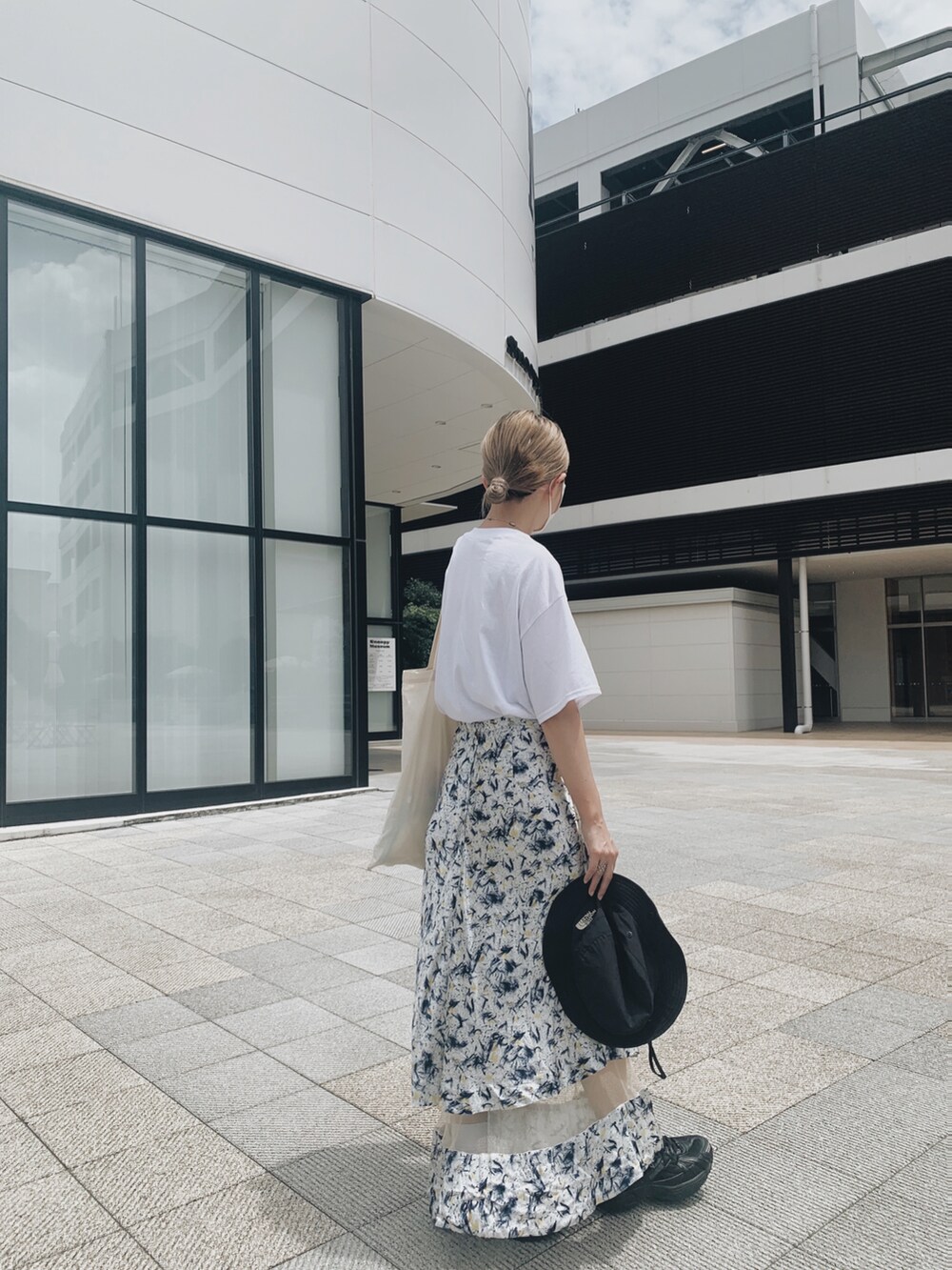 「夏コーデ、大人カジュアル、低身長コーデ、低身長、ママコーデ、ママファッション、白Tシャツ、ラクチンコーデ、シンプル」｜「CONVENIENCE YOUNGのアイテム（Tシャツ/カットソー、ホワイト系）」を使った、yukiさん（レディース・154cm）の夏コーディネートの2枚目の写真