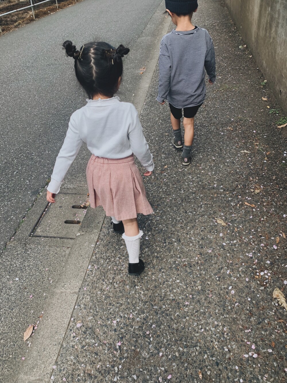 「おとこのこ、男の子コーデ、キッズファッション、キッズコーデ、シンプルコーデ、カジュアル、春コーデ、ootd、シンプルスタイル」｜「mainstoryのアイテム（ニットキャップ/ビーニー、ブラック系）」を使った、yukiさん（レディース・154cm）の春コーディネートの3枚目の写真