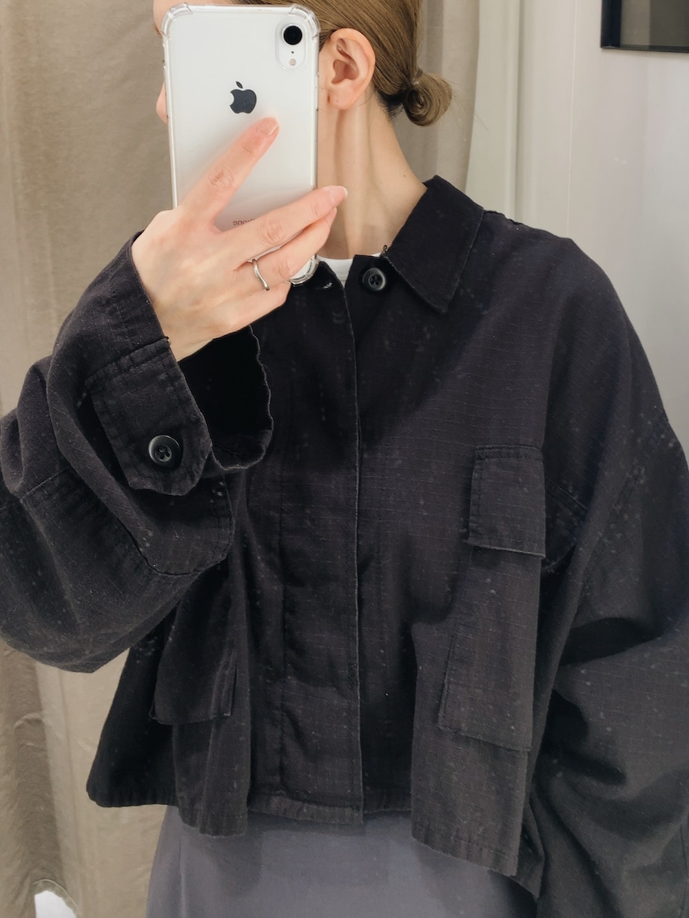 「最近のいい感じコーデ、大人カジュアル、今日のコーデ、低身長女子、大人女子、おでかけコーデ、キレイめコーデ、春ファッション、ママファッション、春アウター、古着MIX、韓国ファッション」｜「ROTHCOの別注【ROTHCO/ロスコ】ショートジャケット（ミリタリージャケット、ブラック系）」を使った、yukiさん（レディース・154cm）の春コーディネートの4枚目の写真