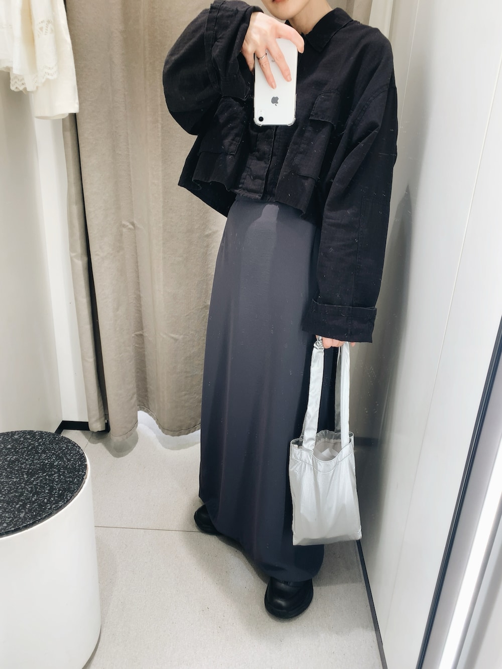 「最近のいい感じコーデ、大人カジュアル、今日のコーデ、低身長女子、大人女子、おでかけコーデ、キレイめコーデ、春ファッション、ママファッション、春アウター、古着MIX、韓国ファッション」｜「ROTHCOの別注【ROTHCO/ロスコ】ショートジャケット（ミリタリージャケット、ブラック系）」を使った、yukiさん（レディース・154cm）の春コーディネートの2枚目の写真
