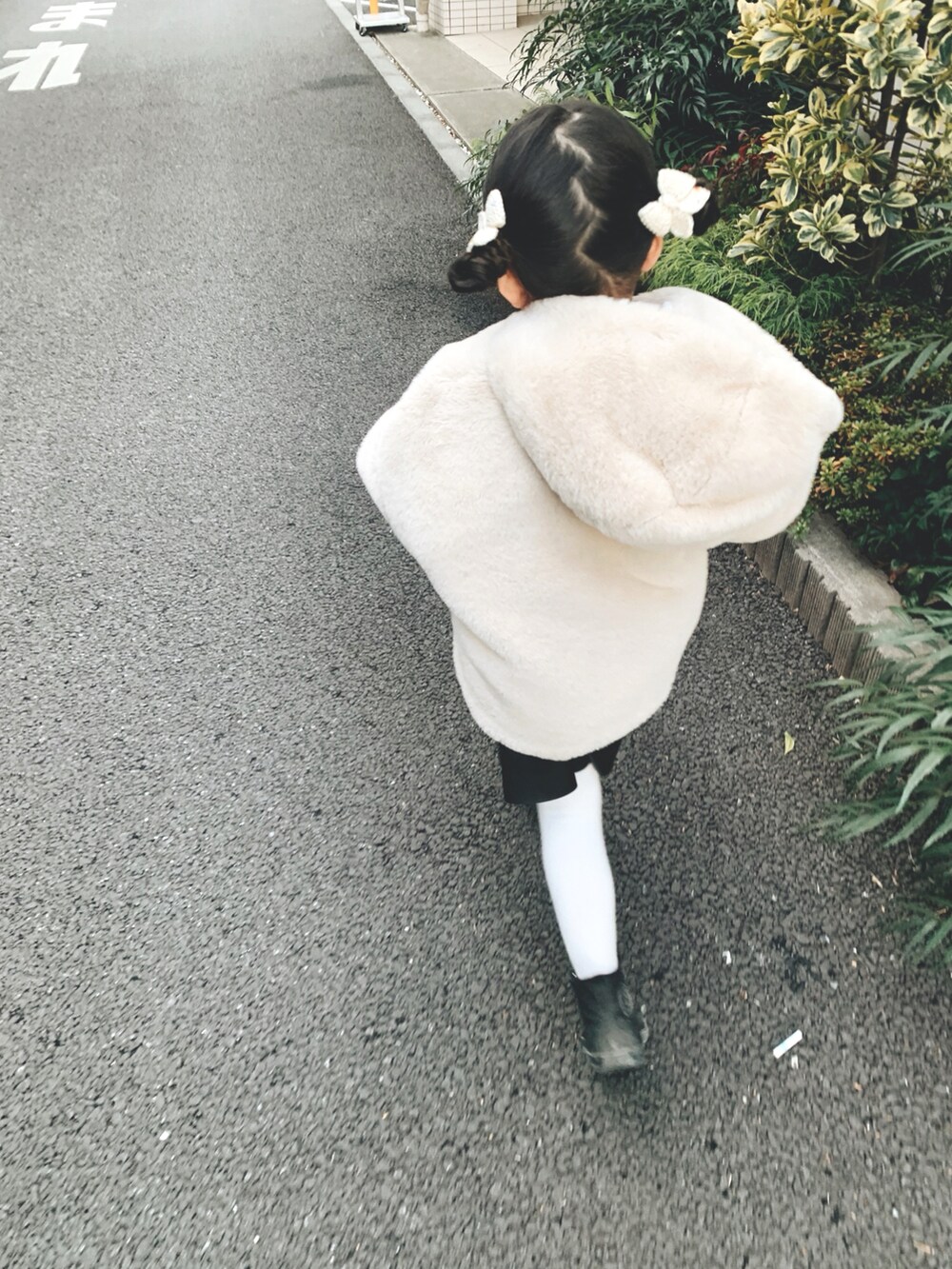 「おんなのこ、女の子コーデ、キッズコーデ、キッズファッション、5歳、レザースカート、スニーカーコーデ、コンバース、プチプラ、ガーリー」｜「BREEZEのシャギーニットカーデ（ニット/セーター、ブルー系）」を使った、yukiさん（レディース・154cm）の冬コーディネートの3枚目の写真