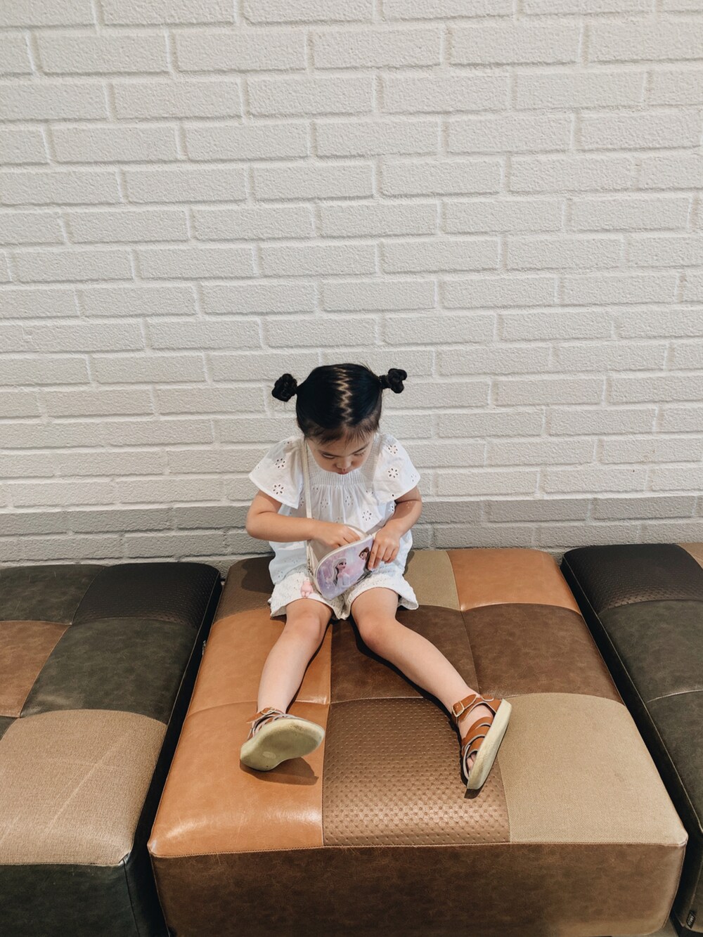 「夏コーデ、キッズコーデ、キッズファッション、おんなのこ、女の子コーデ、ホワイトコーデ、4歳、お出かけコーデ、サマーニット、今日のコーデ」｜「Salt-Waterのアイテム（サンダル、ブラウン系）」を使った、yukiさん（レディース・154cm）の夏コーディネートの2枚目の写真