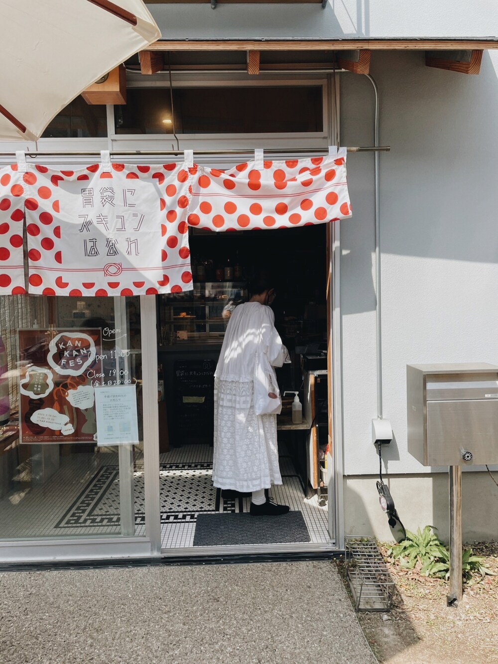 「低身長コーデ、低身長、ママコーデ、ママファッション、大人かわいい、ロングワンピース、春カラー、春服デビュー宣言、着回しコーデ、TODAYFUL」｜「TODAYFULのチャーチレースドレス（ワンピース、ホワイト系）」を使った、yukiさん（レディース・154cm）の春コーディネートの3枚目の写真