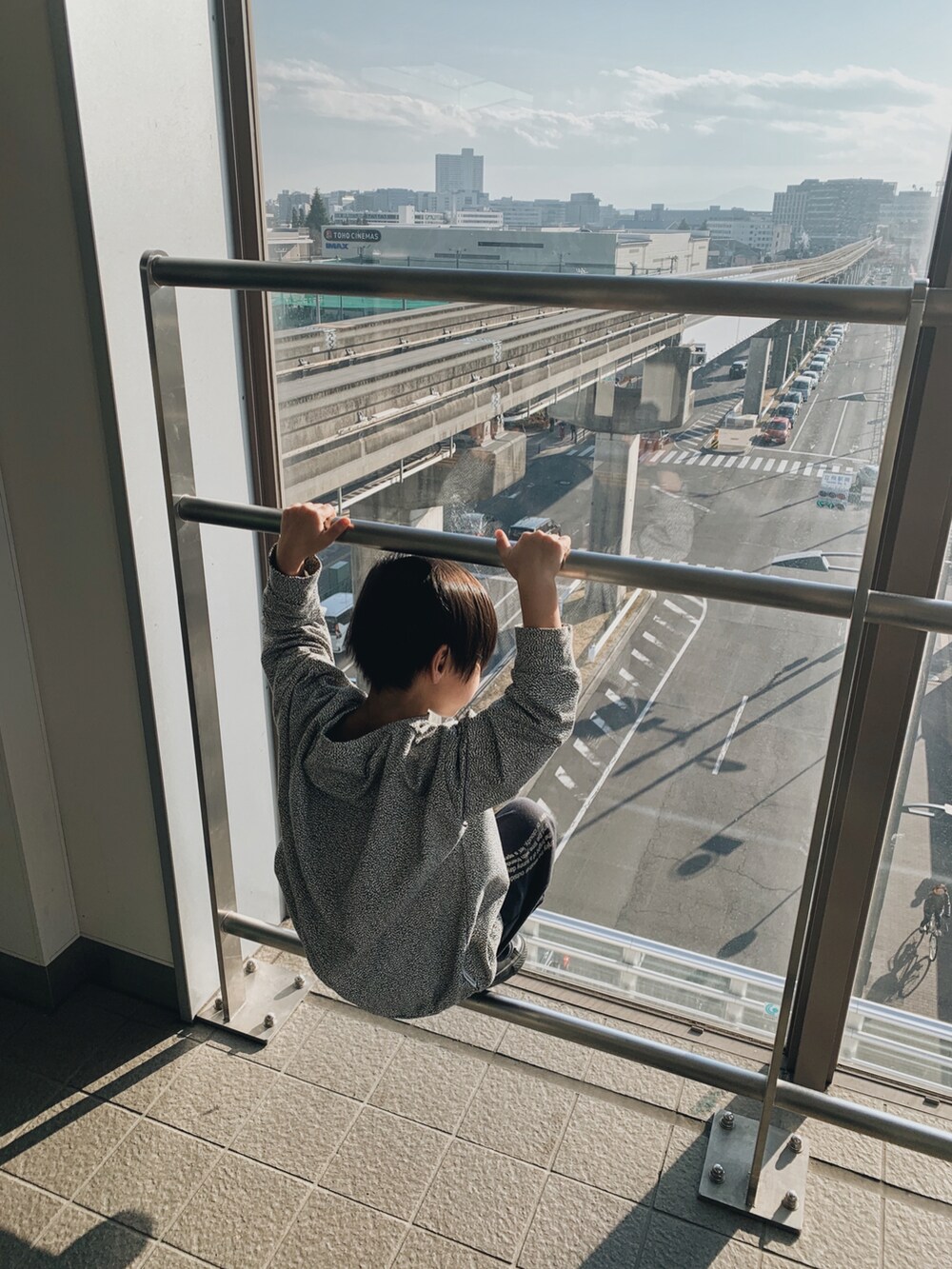 「キッズコーデ、キッズファッション、カジュアル、小学生、5歳、6歳、男の子、男の子コーデ、オーバーサイズ、converse」｜「ZARAのアイテム（スウェットパンツ、ブラック系）」を使った、yukiさん（レディース・154cm）の冬コーディネートの3枚目の写真