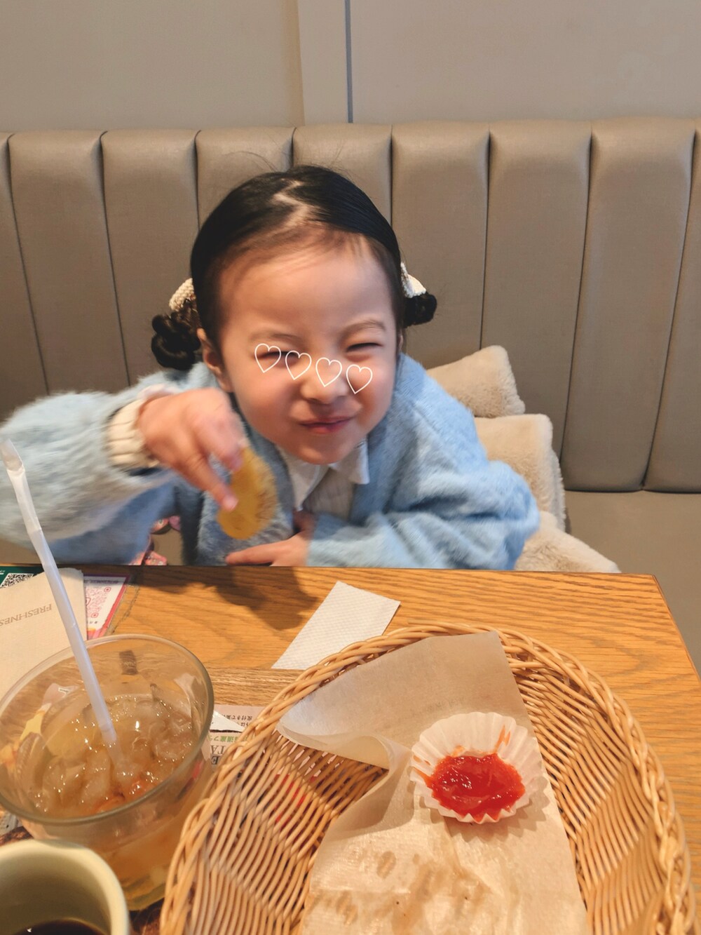 「おんなのこ、女の子コーデ、キッズコーデ、キッズファッション、5歳、レザースカート、スニーカーコーデ、コンバース、プチプラ、ガーリー」｜「BREEZEのシャギーニットカーデ（ニット/セーター、ブルー系）」を使った、yukiさん（レディース・154cm）の冬コーディネートの2枚目の写真
