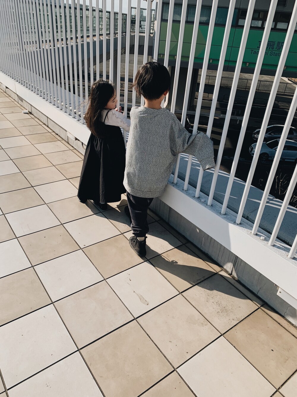 「キッズコーデ、キッズファッション、カジュアル、小学生、5歳、6歳、男の子、男の子コーデ、オーバーサイズ、converse」｜「ZARAのアイテム（スウェットパンツ、ブラック系）」を使った、yukiさん（レディース・154cm）の冬コーディネートの2枚目の写真