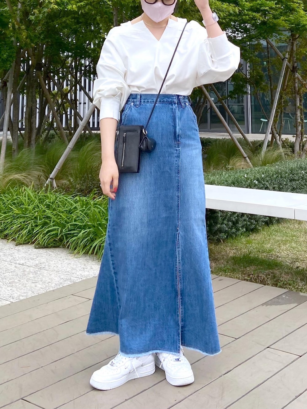 ホワイト系のその他トップス、ブルー系のデニムスカート、ホワイト系のスニーカーを着用したレディースの春コーディネートの4枚目の写真