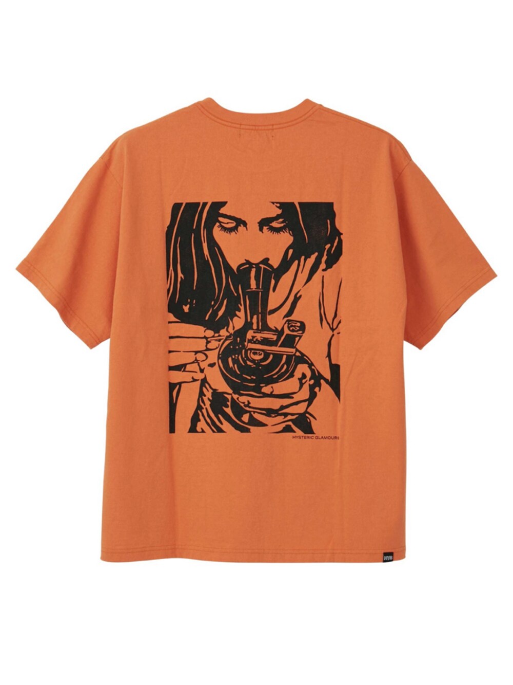 オレンジ系のTシャツ/カットソー、オレンジ系のトートバッグ、ブルー系のデニムパンツを着用したメンズの秋コーディネートの2枚目の写真