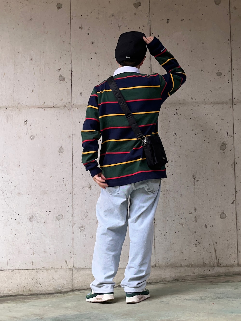 その他のTシャツ/カットソー、ブルー系のデニムパンツ、ブラック系のショルダーバッグを着用したメンズの秋コーディネートの2枚目の写真