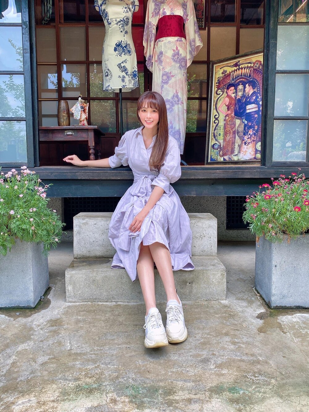 パープル系のワンピース、ホワイト系のスニーカーを着用したレディースの夏コーディネートの2枚目の写真