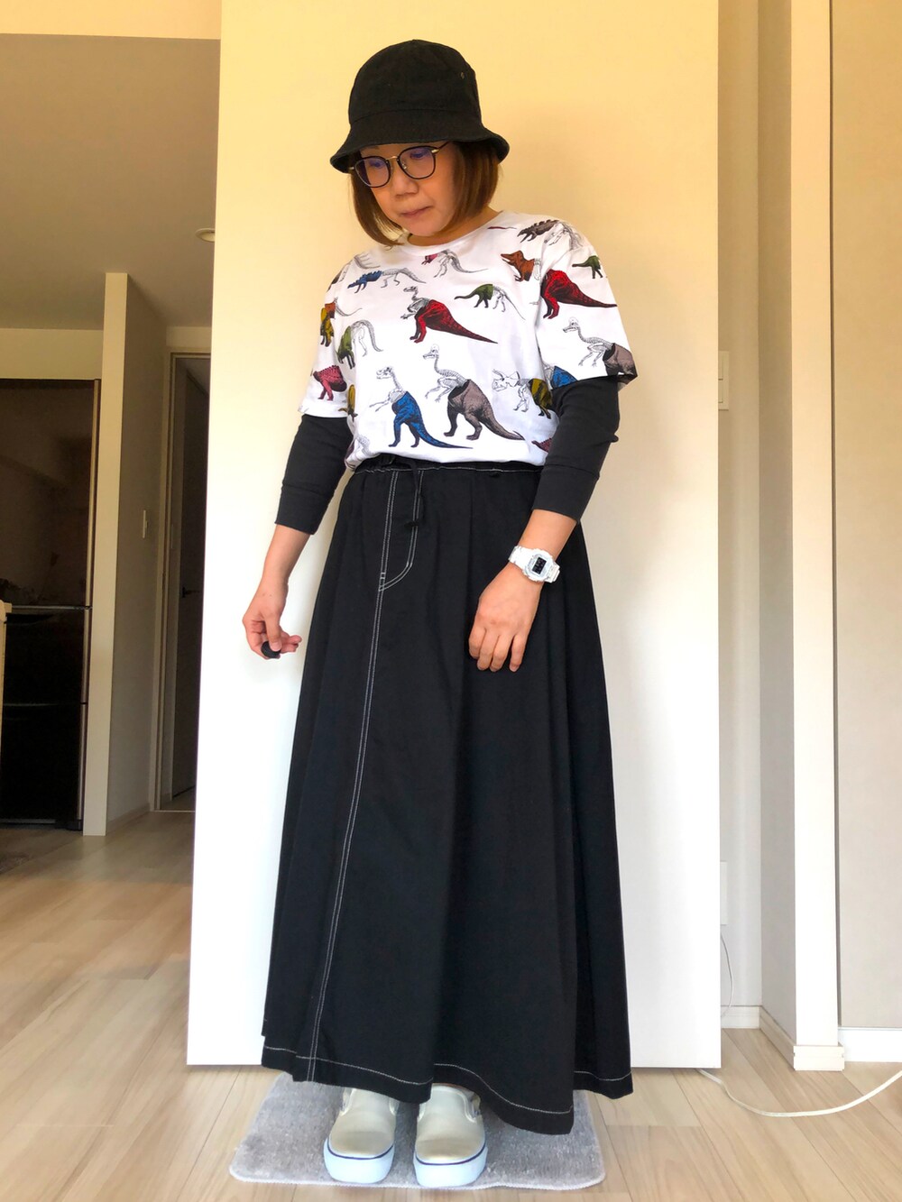 グリーン系のスタジャン、ブラック系のスカート、ホワイト系のTシャツ/カットソーを着用したレディースの春コーディネートの2枚目の写真