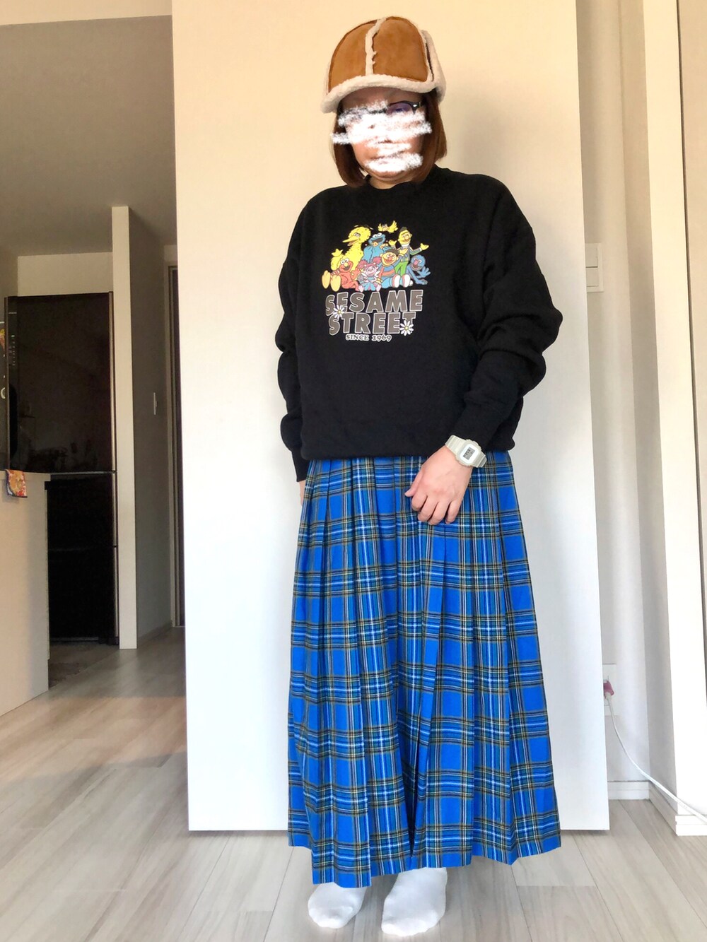 ブルー系のスカート、ブラック系のスウェット、ホワイト系のMA-1を着用したレディースの冬コーディネートの2枚目の写真