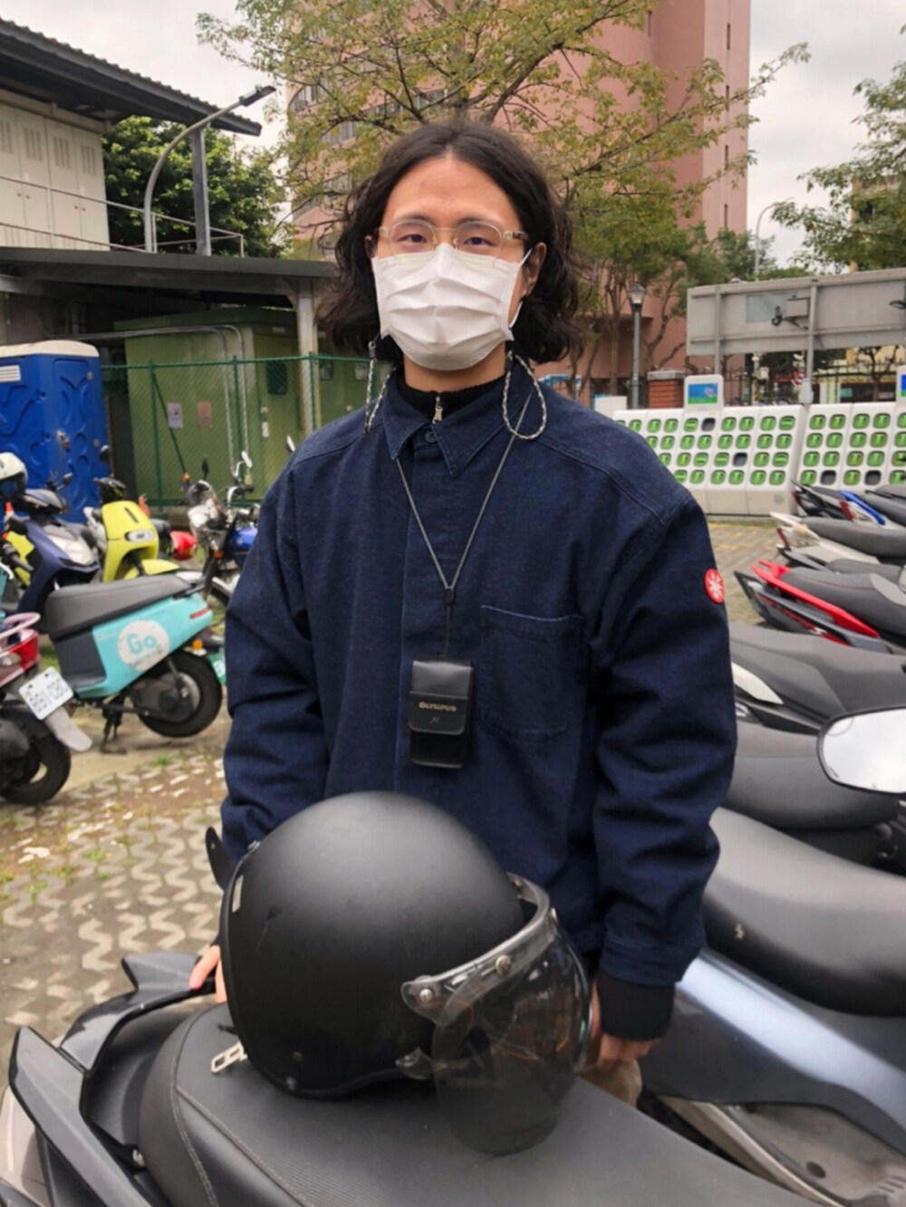 ブルー系のジャケット/アウター、グリーン系のチノパンツ、ブラック系のスニーカーを着用したレディースの冬コーディネートの2枚目の写真