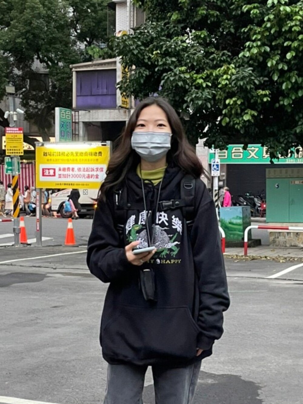 ブラック系のスニーカー、ブラック系のトップス、イエロー系のニット/セーターを着用したレディースの冬コーディネートの2枚目の写真