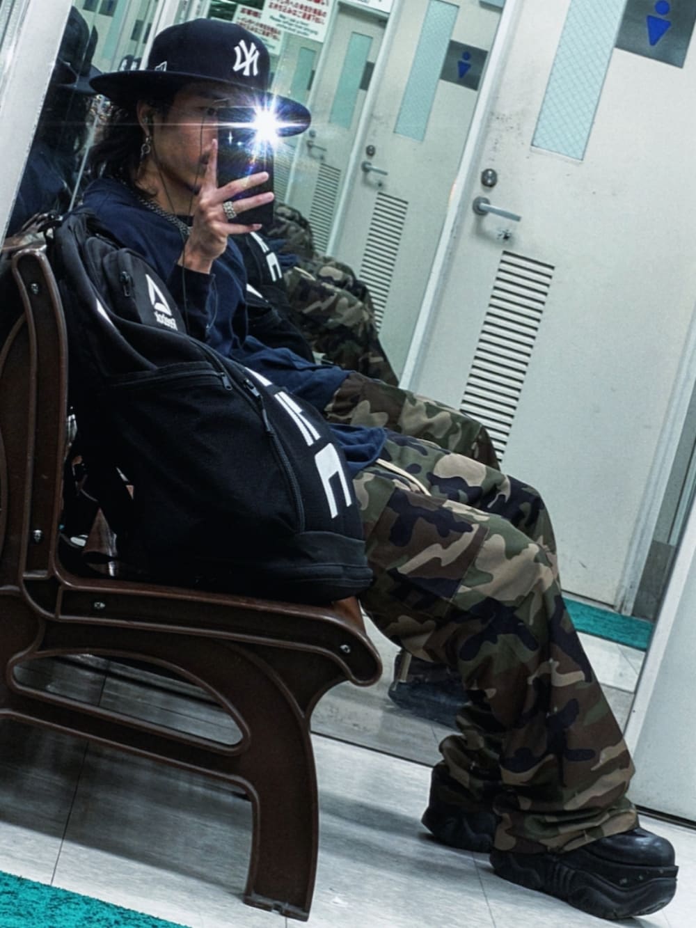 ブルー系のTシャツ/カットソー、その他のカーゴパンツ、ブラック系のシューズを着用したメンズの夏コーディネートの2枚目の写真