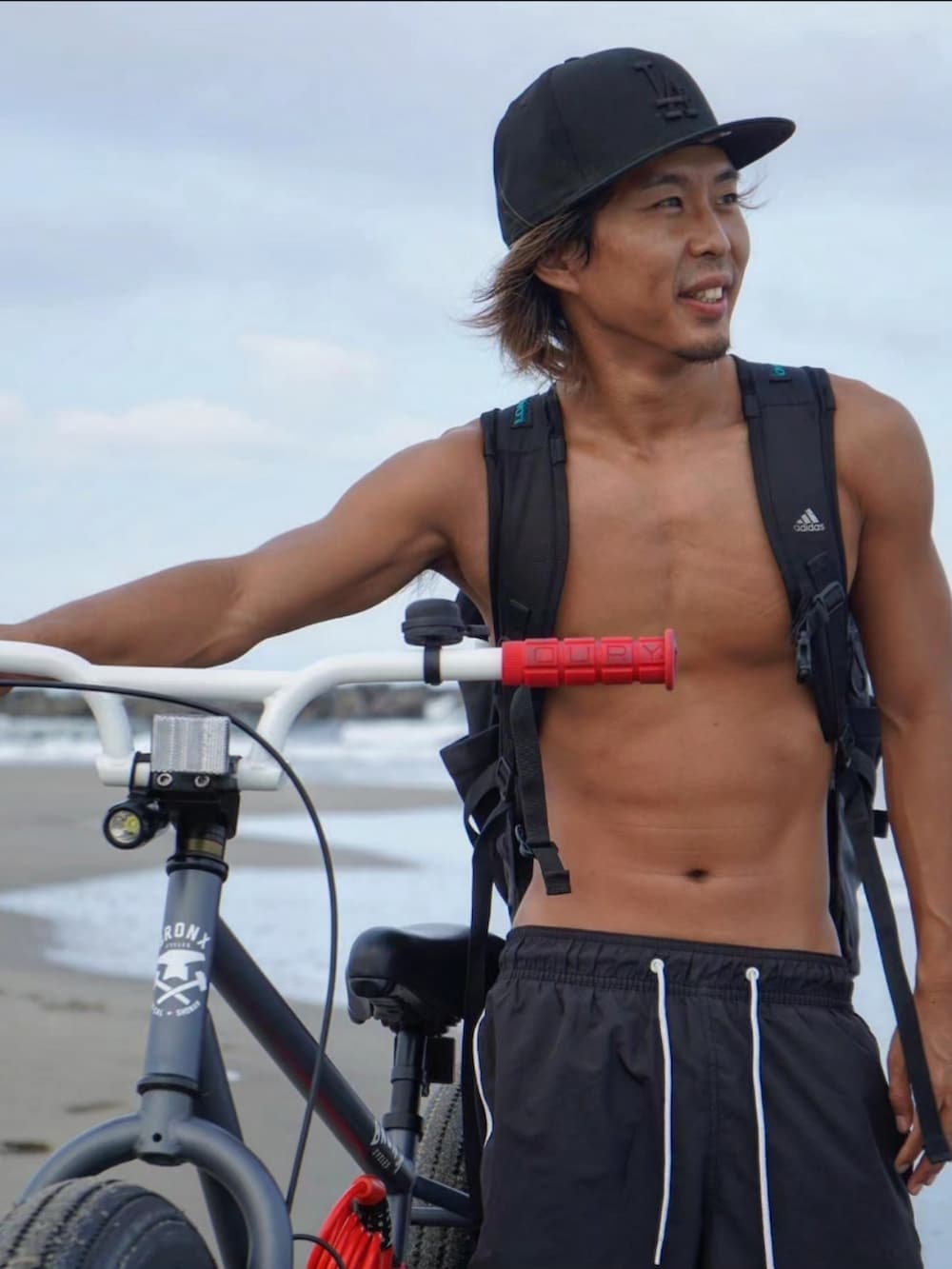 ブラック系の帽子、ブラック系の水着、グレー系のアウトドア/スポーツを着用したメンズの秋コーディネートの2枚目の写真