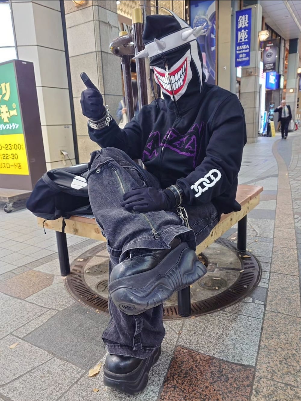ブラック系のパーカー、グレー系のデニムパンツ、ブラック系のシューズを着用したメンズの秋コーディネートの4枚目の写真