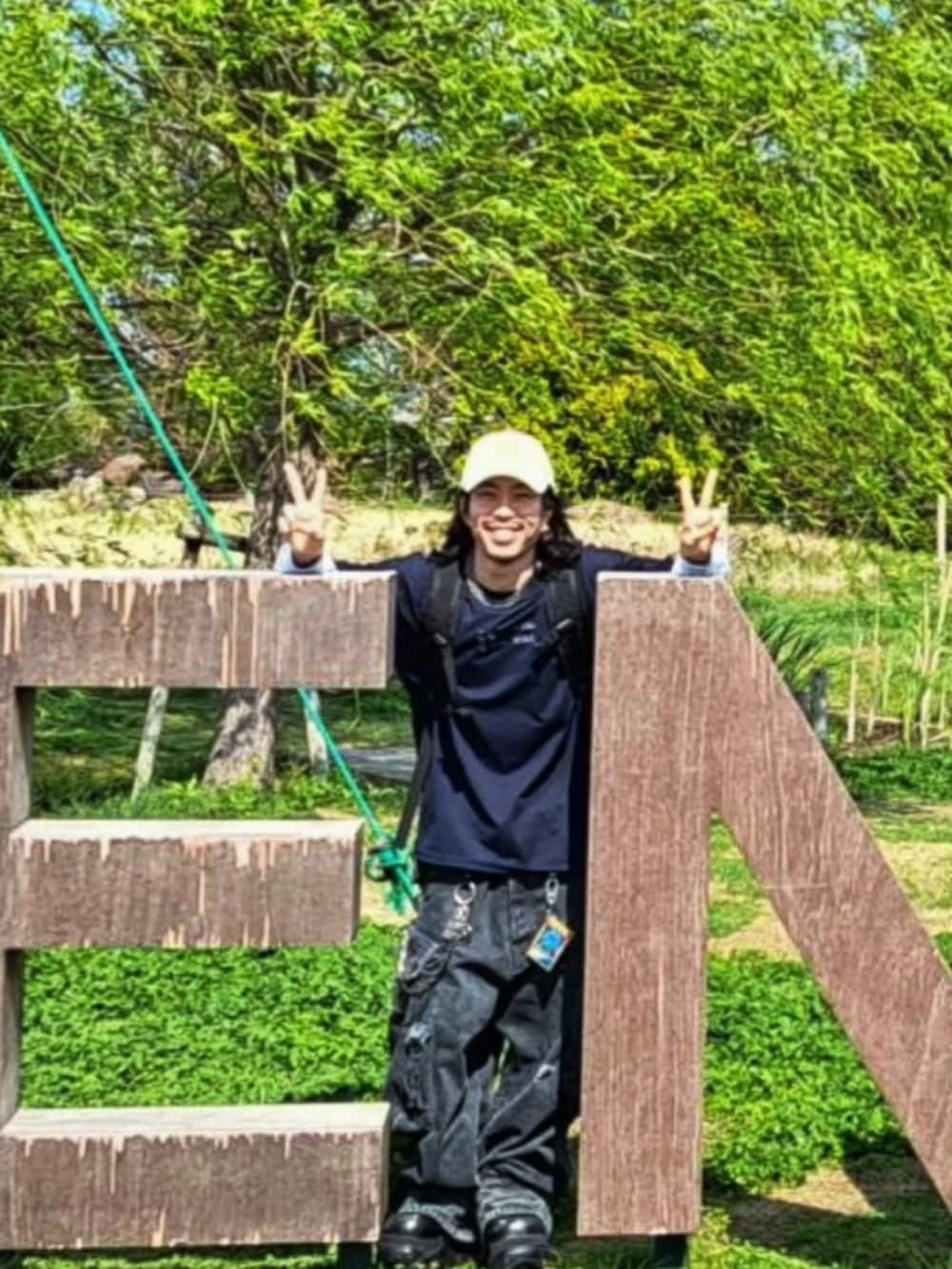 ブルー系のパンツ、ブラック系のシューズ、ブルー系のTシャツ/カットソーを着用したメンズの春コーディネートの3枚目の写真