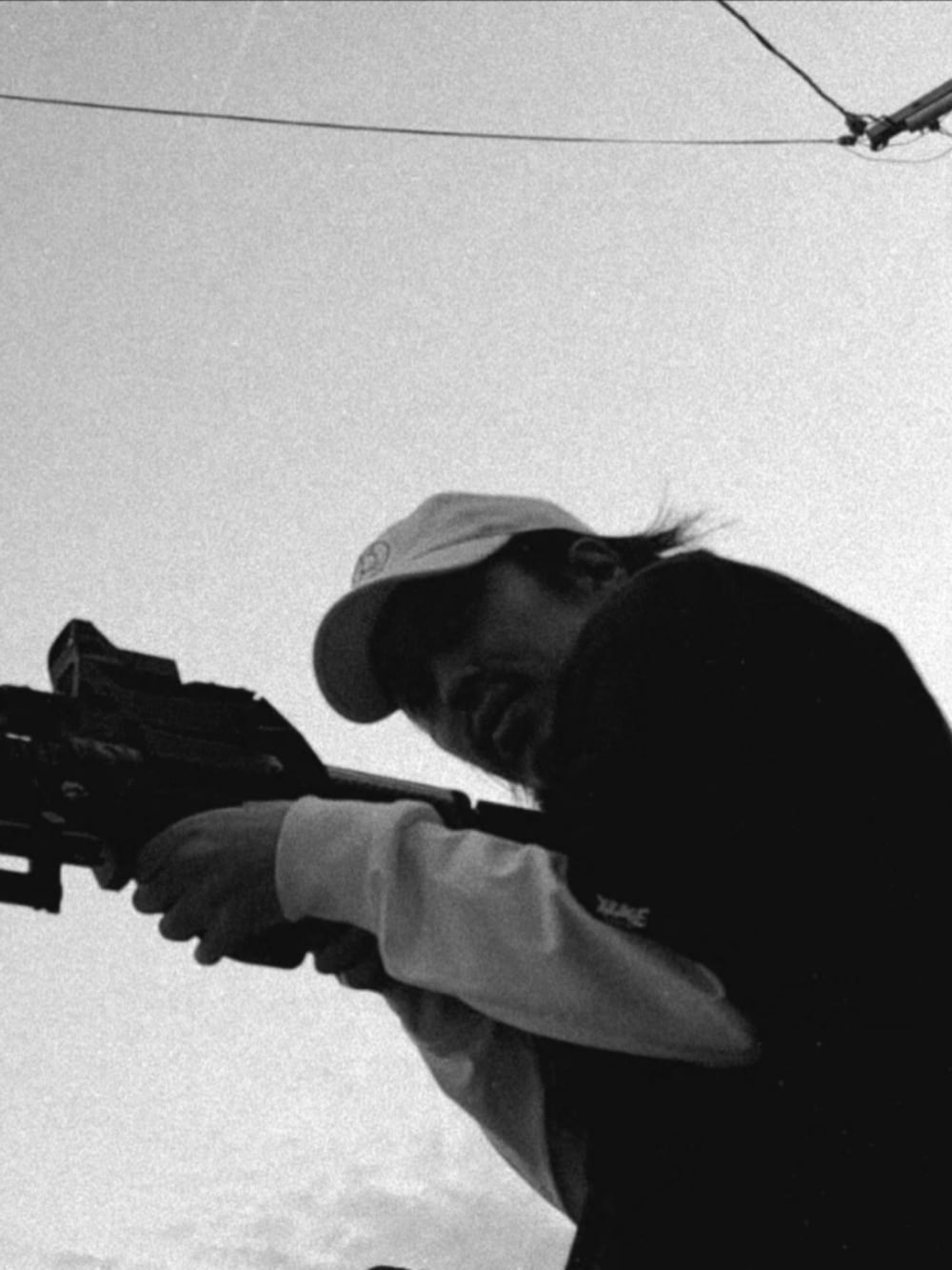 ブルー系のTシャツ/カットソー、ホワイト系のTシャツ/カットソー、ホワイト系のキャップを着用したメンズの夏コーディネートの2枚目の写真