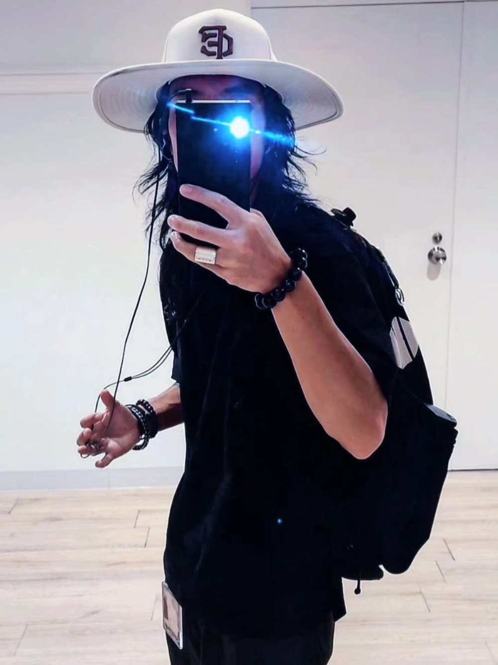 グリーン系のその他パンツ、ブラック系のブーツ、ブラック系のTシャツ/カットソーを着用したメンズの夏コーディネートの3枚目の写真