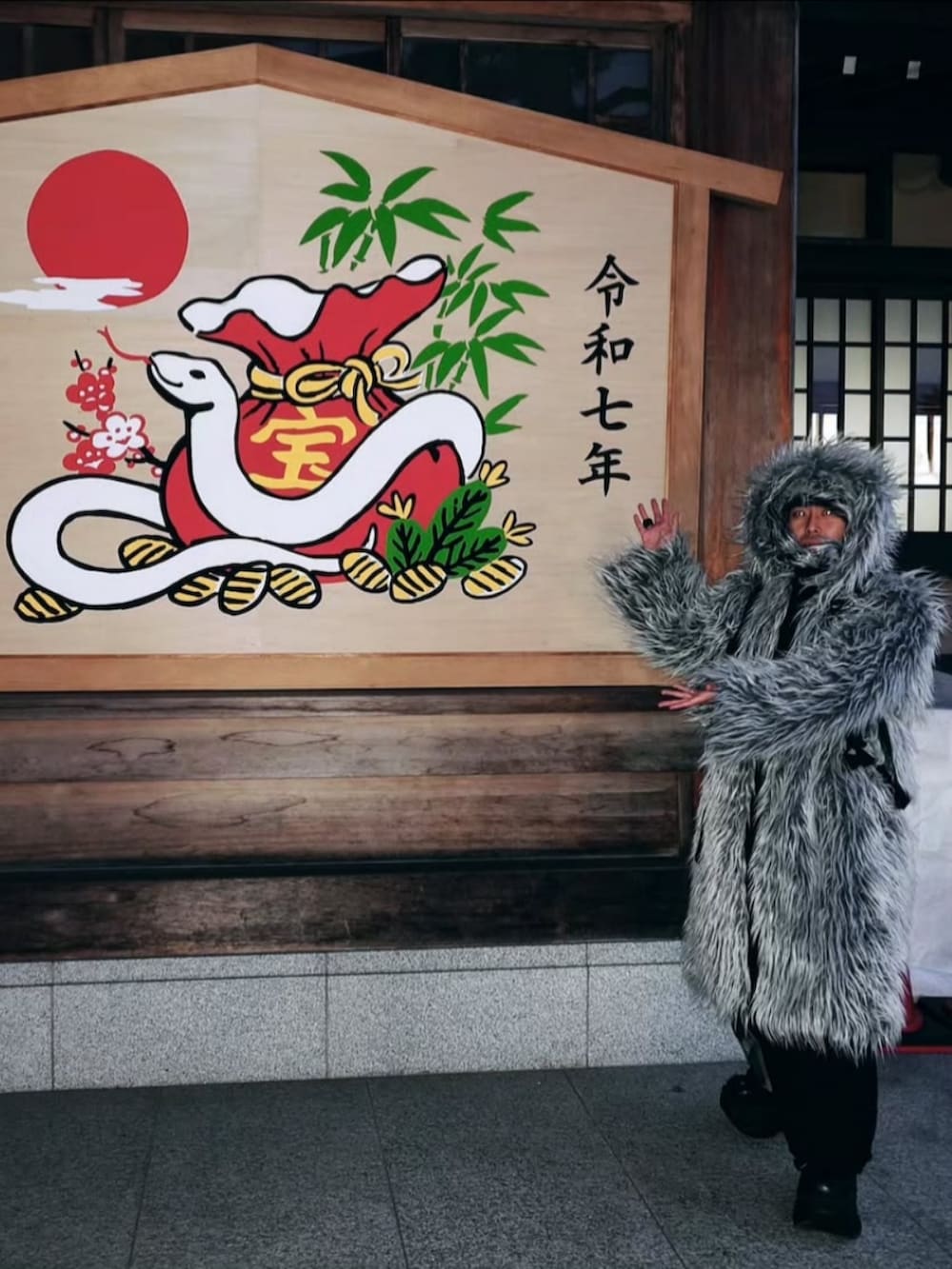 シルバー系のその他アウター、ブラック系のその他パンツ、ブラック系のシューズを着用したメンズの春コーディネートの2枚目の写真