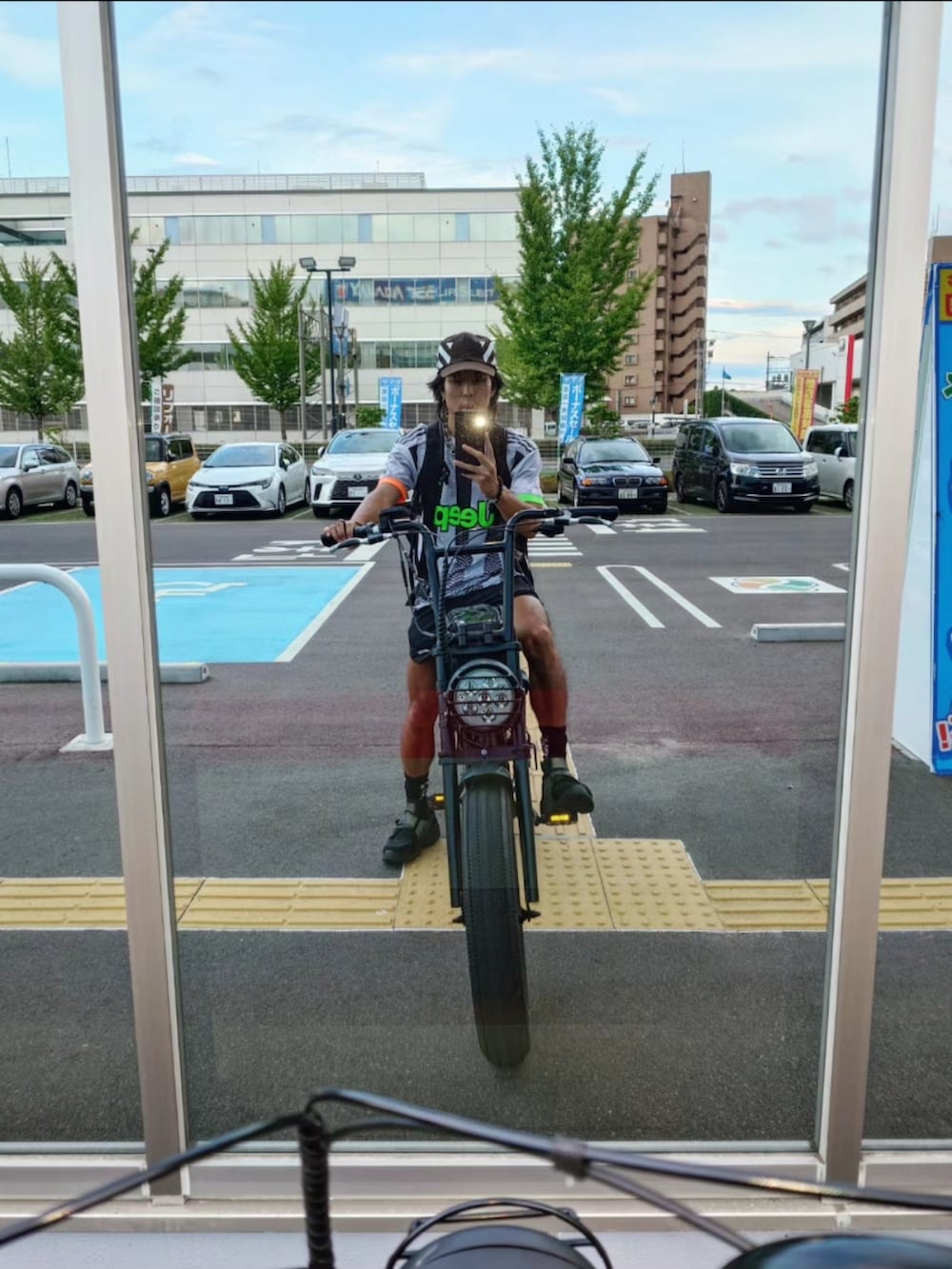 ホワイト系のジャージ、ブラック系のその他パンツ、ブラック系のスニーカーを着用したメンズの冬コーディネートの2枚目の写真