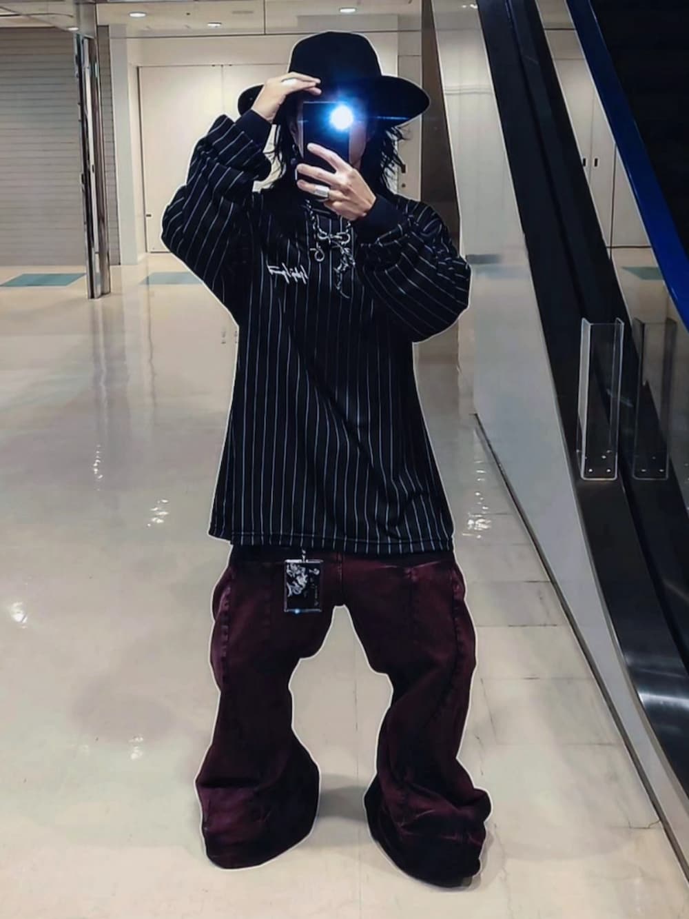 ピンク系のデニムパンツ、ブラック系のジャージ、ブラック系のハットを着用したメンズの春コーディネートの3枚目の写真