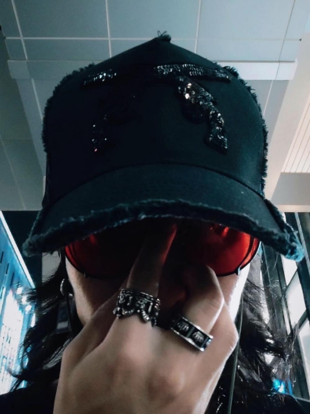 ブラック系のTシャツ/カットソー、ブラック系のキャップ、レッド系のサングラスを着用したメンズの夏コーディネートの2枚目の写真