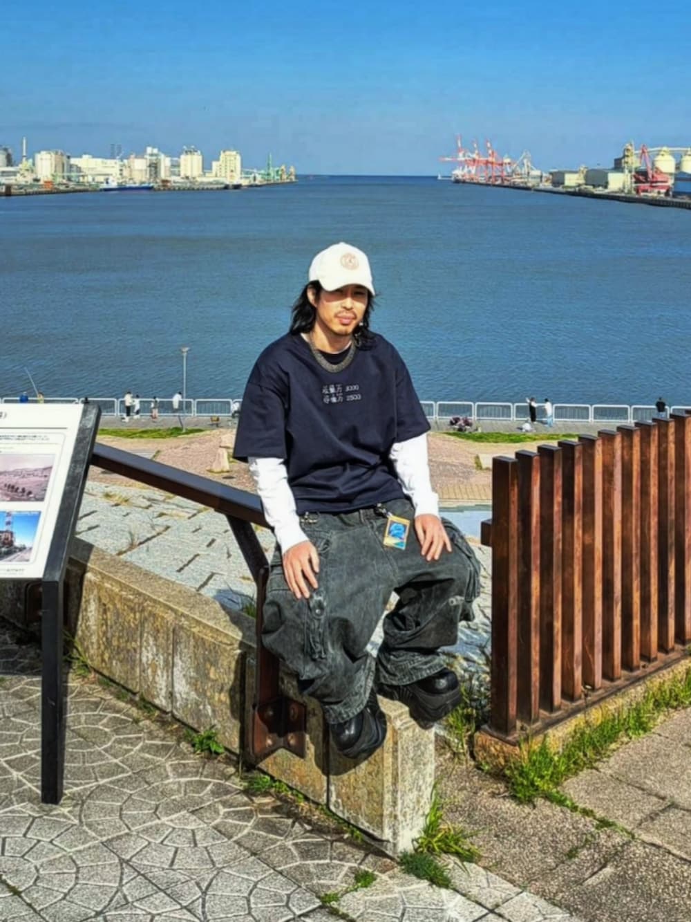 ブルー系のTシャツ/カットソー、ブルー系のパンツ、ブラック系のシューズを着用したメンズの夏コーディネートの3枚目の写真