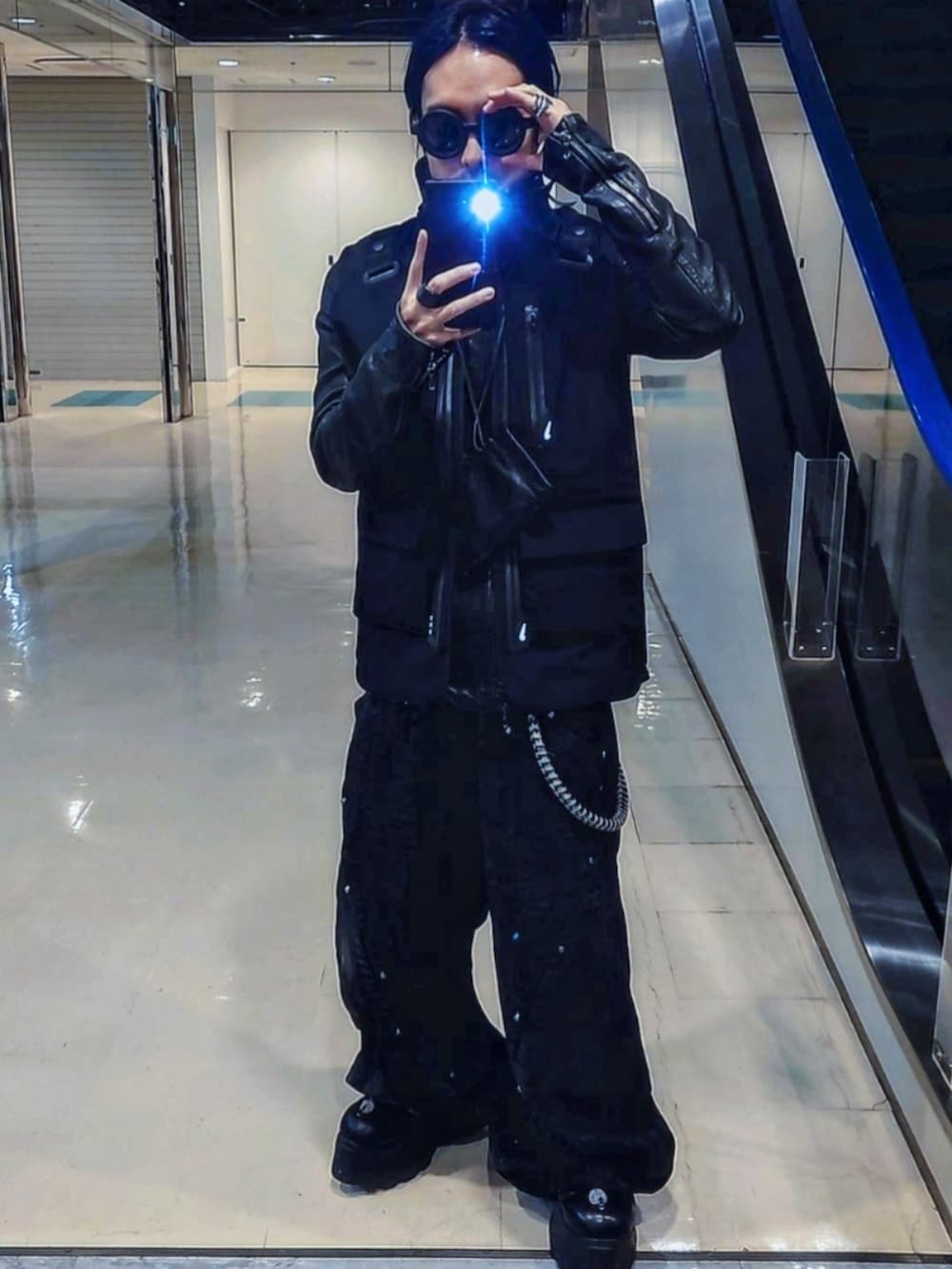 ブラック系のブーツ、ブラック系のジャケット/アウター、ブラック系のライダースジャケットを着用したメンズの春コーディネートの2枚目の写真