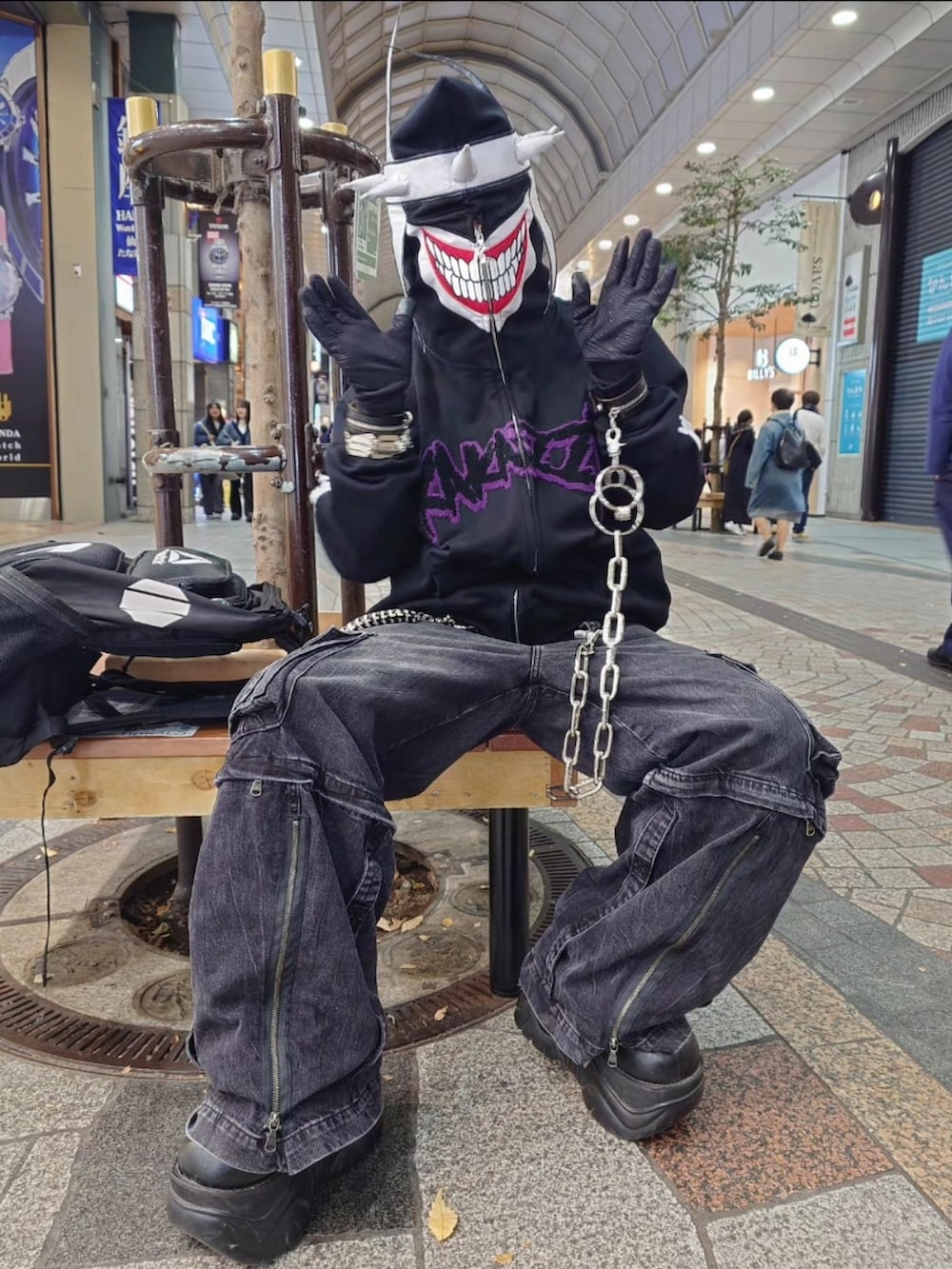 ブラック系のパーカー、グレー系のデニムパンツ、ブラック系のシューズを着用したメンズの秋コーディネートの3枚目の写真