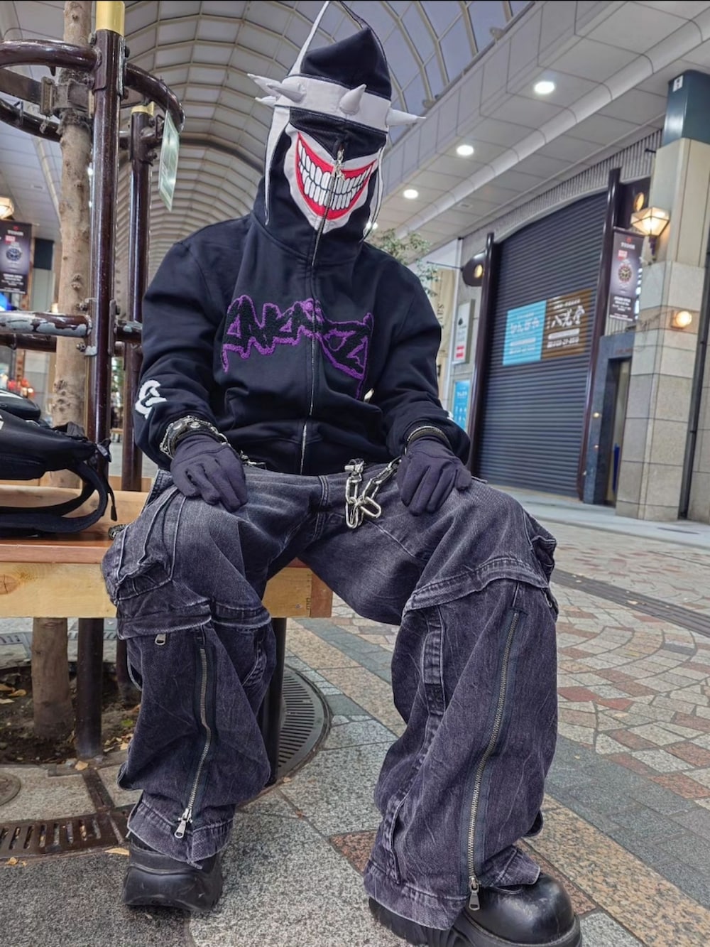 ブラック系のパーカー、グレー系のデニムパンツ、ブラック系のシューズを着用したメンズの秋コーディネートの2枚目の写真