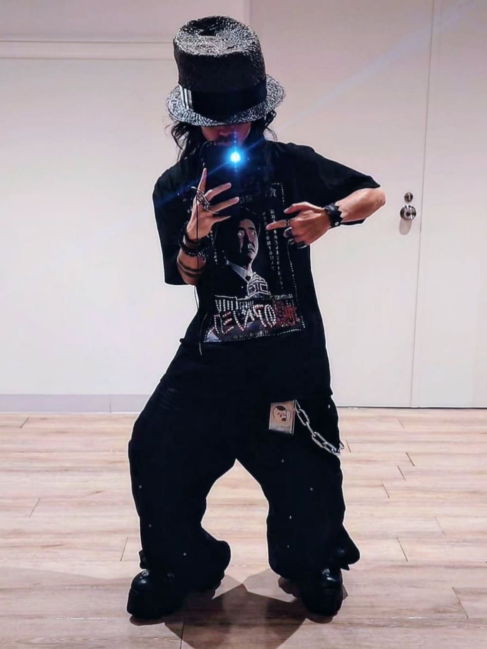 ブラック系のTシャツ/カットソー、ブラック系のハット、シルバー系のピアス（片耳用）を着用したメンズの秋コーディネートの5枚目の写真