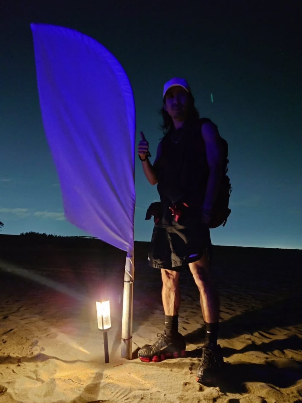 ブラック系のその他パンツ、ブラック系のスニーカー、レッド系のバックパック/リュックを着用したメンズの夏コーディネートの2枚目の写真