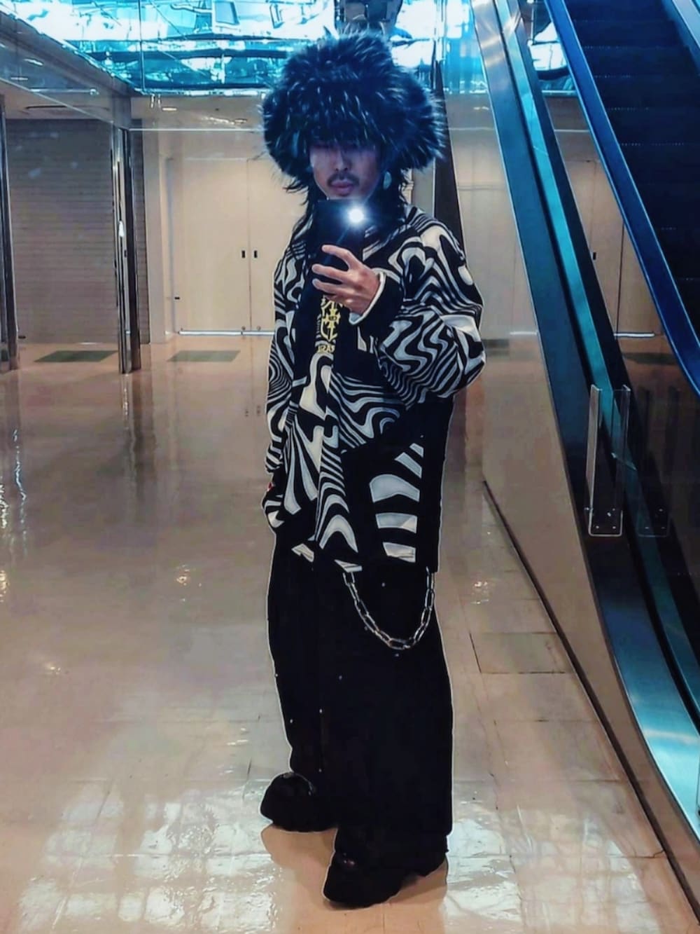 その他のジャージ、ブラック系のデニムパンツ、ブラック系のブーツを着用したメンズの春コーディネートの2枚目の写真