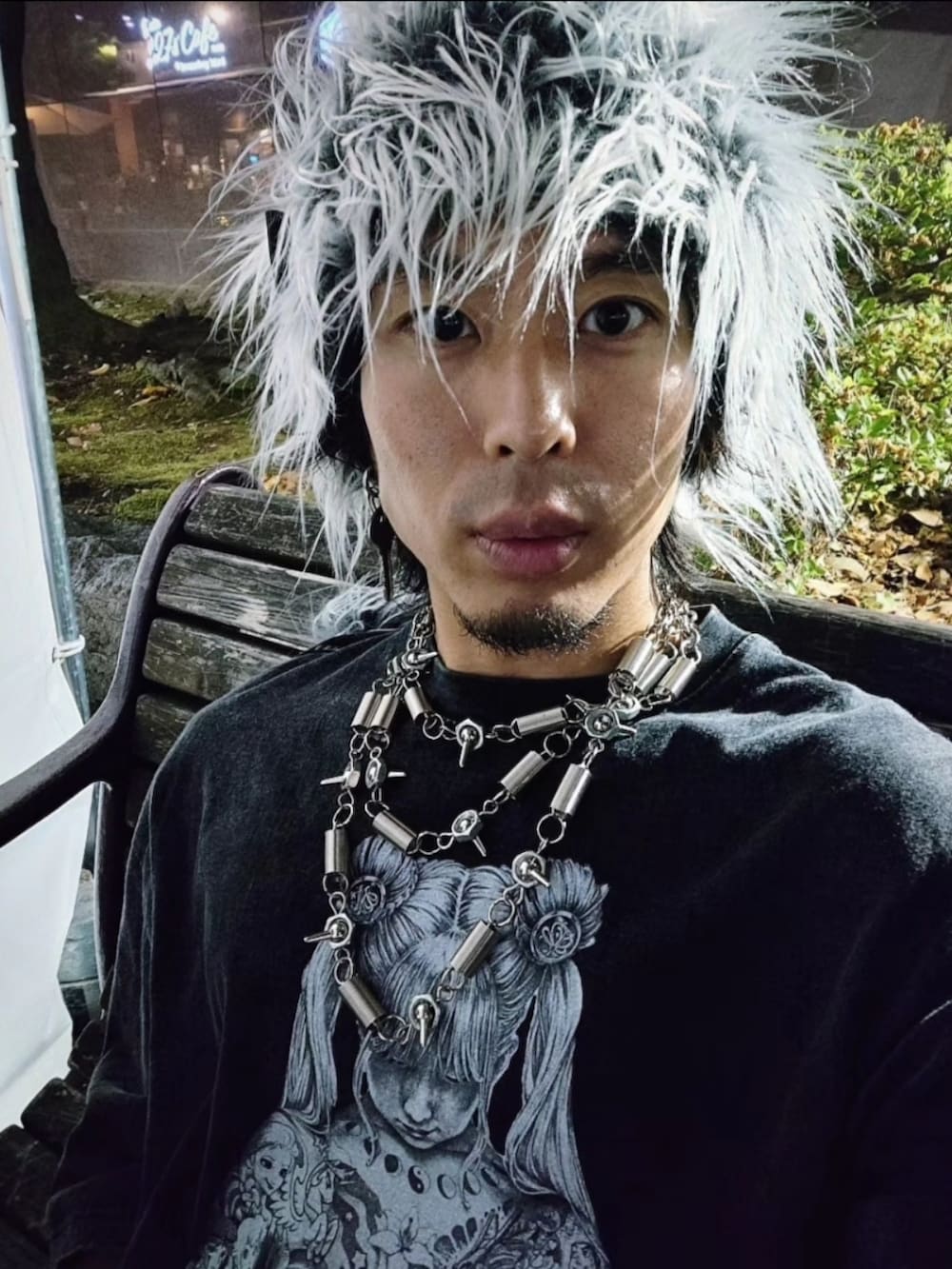 ブラック系のTシャツ/カットソー、ブルー系のパンツ、ブラック系のシューズを着用したメンズの夏コーディネートの2枚目の写真