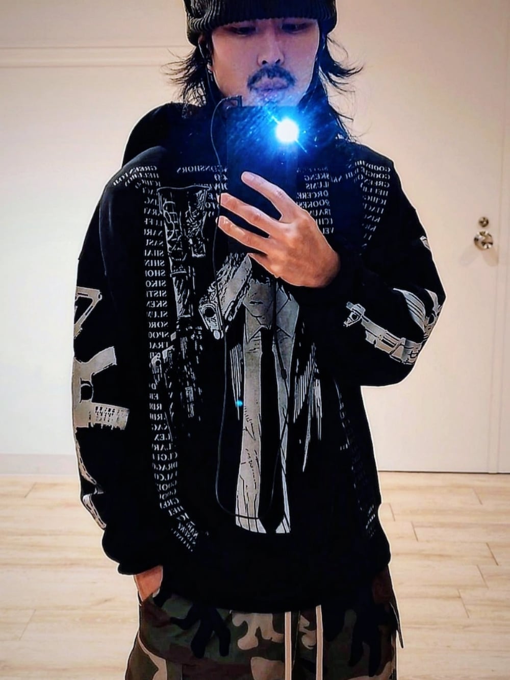 ブラック系のパーカー、その他のカーゴパンツ、ブラック系のシューズを着用したメンズの秋コーディネートの3枚目の写真
