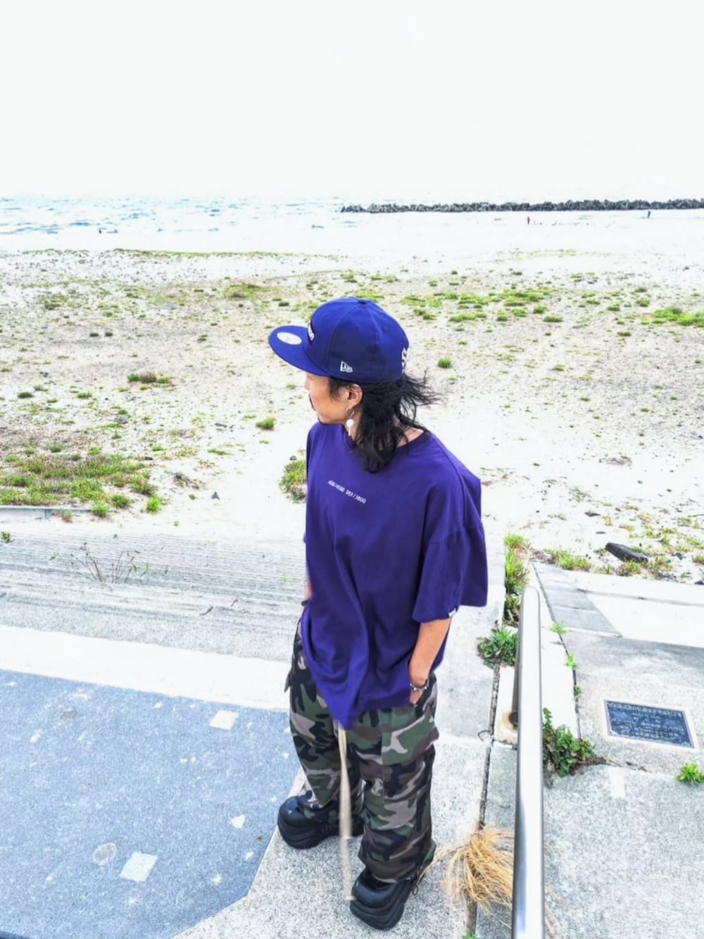 パープル系のTシャツ/カットソー、その他のカーゴパンツ、ブラック系のシューズを着用したメンズの夏コーディネートの3枚目の写真