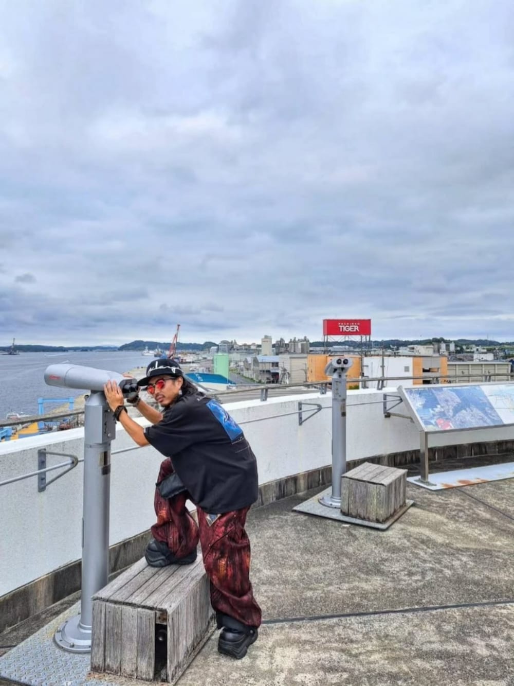 ブラック系のTシャツ/カットソー、レッド系のデニムパンツ、ブラック系のシューズを着用したメンズの秋コーディネートの2枚目の写真