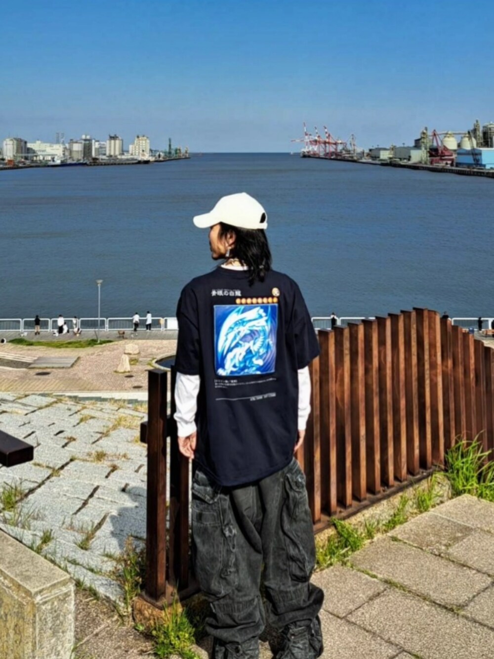 ブルー系のTシャツ/カットソー、ブルー系のパンツ、ブラック系のシューズを着用したメンズの夏コーディネートの2枚目の写真